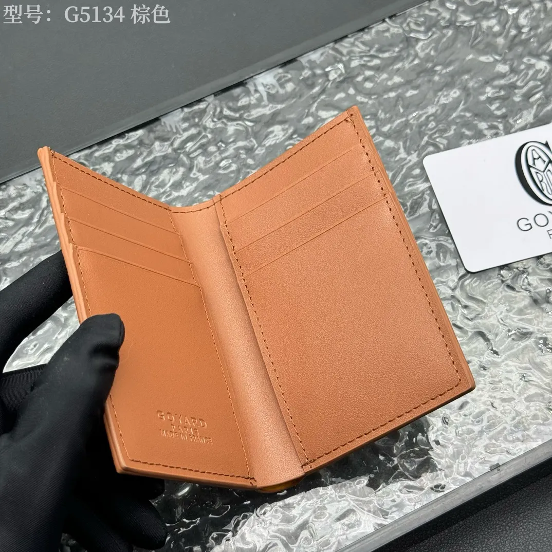 💰100 💎Top original 𝑺𝒂𝒊𝒏𝒕 𝑷𝒊𝒆𝒓𝒓𝒆 𝐠𝐨𝐲𝐚𝐫𝐝 Hot style 💕 Goya wallet card holder It is fully functional and has a large-sized banknote pocket that can hold cards, documents and banknotes at the same time. The compact design is just right for putting in a jacket or pants pocket. Style number: G5134 Size:7.5*1.5*11cm.