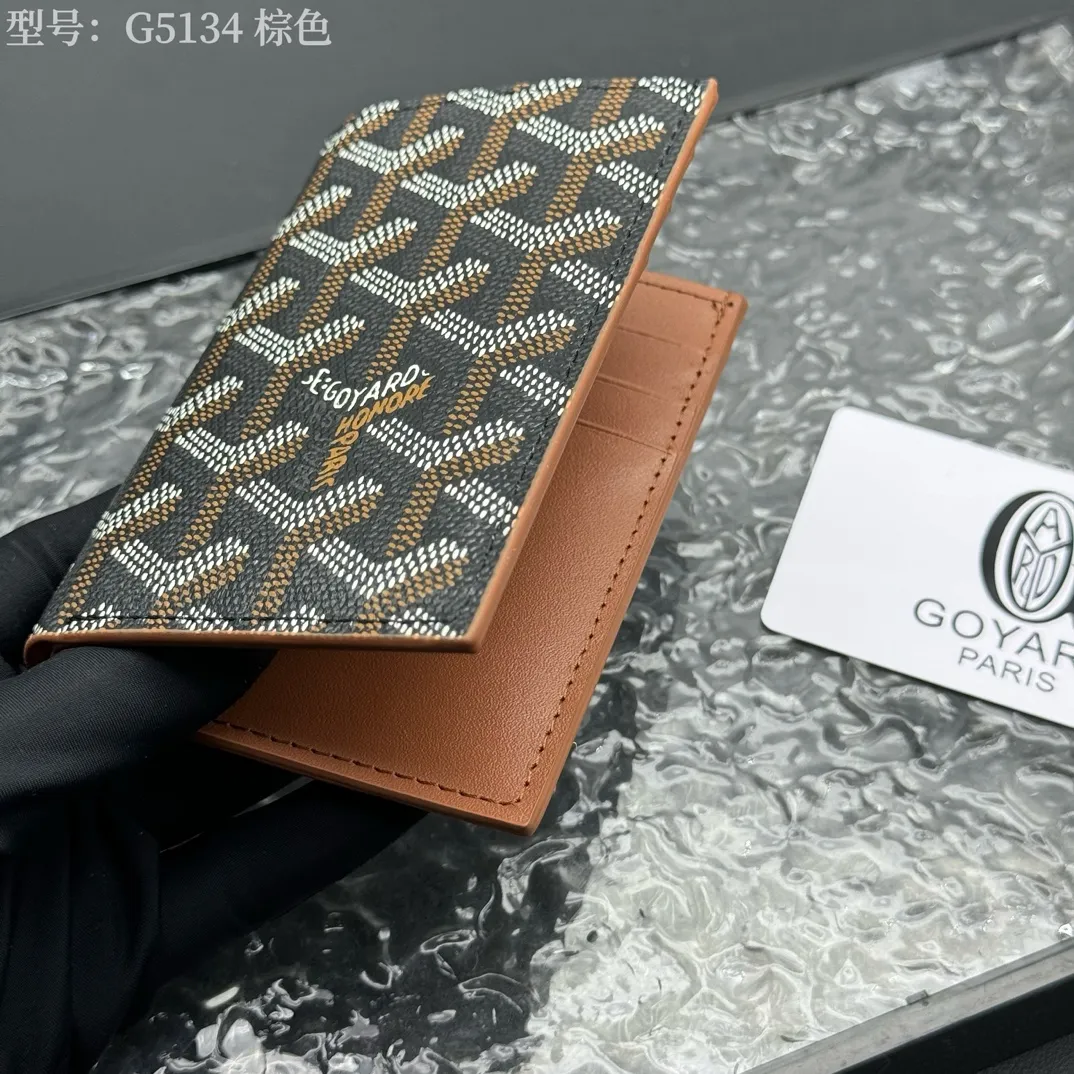 💰100 💎Top original 𝑺𝒂𝒊𝒏𝒕 𝑷𝒊𝒆𝒓𝒓𝒆 𝐠𝐨𝐲𝐚𝐫𝐝 Hot style 💕 Goya wallet card holder It is fully functional and has a large-sized banknote pocket that can hold cards, documents and banknotes at the same time. The compact design is just right for putting in a jacket or pants pocket. Style number: G5134 Size:7.5*1.5*11cm.