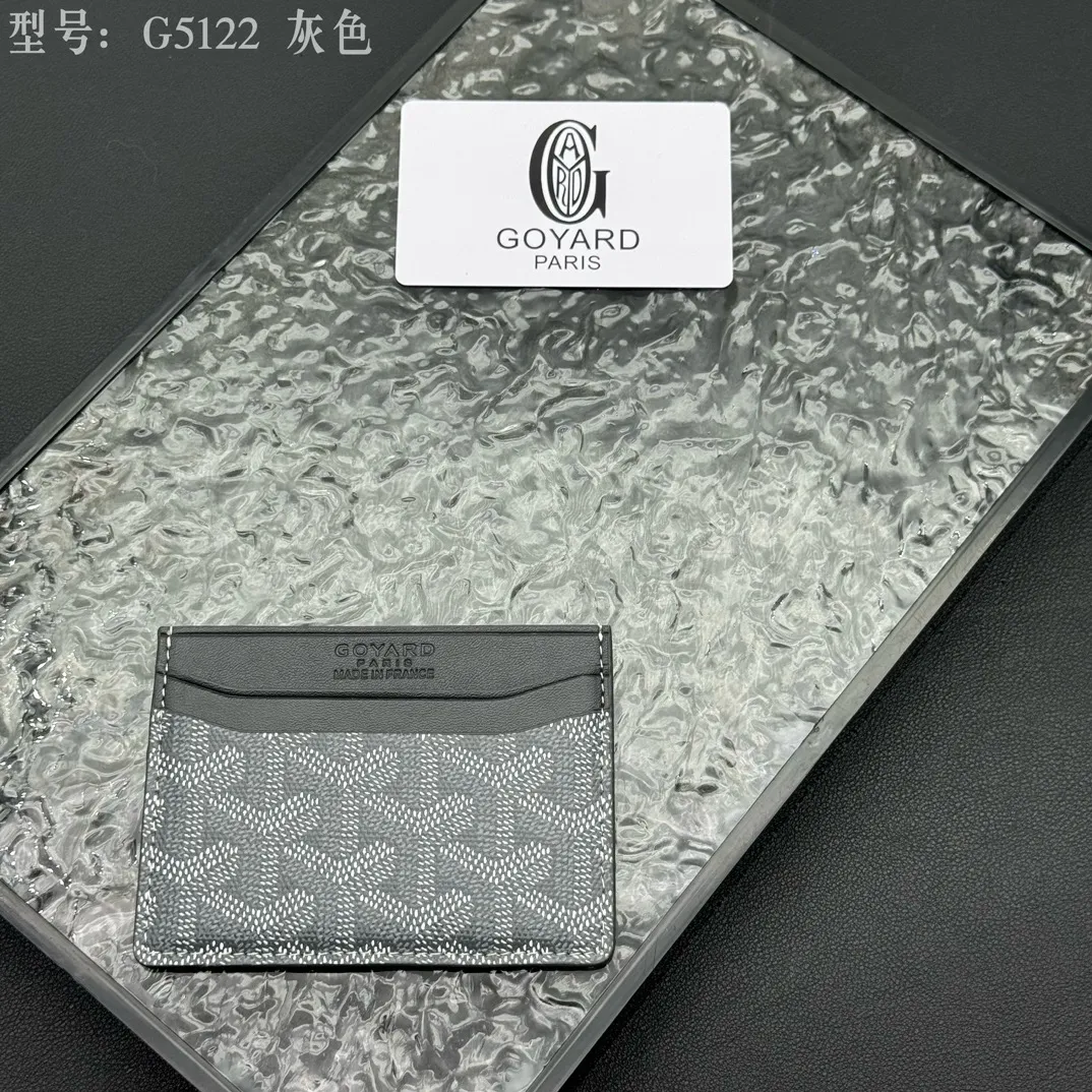 💰90 💎The top-quality original GOYARD Saint-Sulpice card holder has a small and compact design, and its central pocket can store cards, IDs or folded banknotes. The compact design fits nicely in a jacket or pants pocket. Model; G5122 Size: 7*10.5*0.2cm