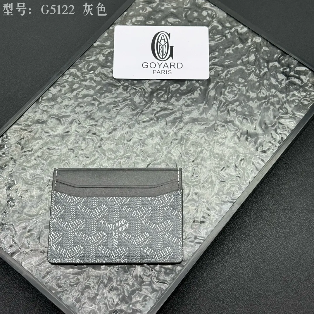 💰90 💎The top-quality original GOYARD Saint-Sulpice card holder has a small and compact design, and its central pocket can store cards, IDs or folded banknotes. The compact design fits nicely in a jacket or pants pocket. Model; G5122 Size: 7*10.5*0.2cm