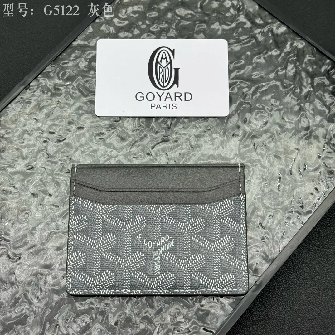 💰90 💎The top-quality original GOYARD Saint-Sulpice card holder has a small and compact design, and its central pocket can store cards, IDs or folded banknotes. The compact design fits nicely in a jacket or pants pocket. Model; G5122 Size: 7*10.5*0.2cm