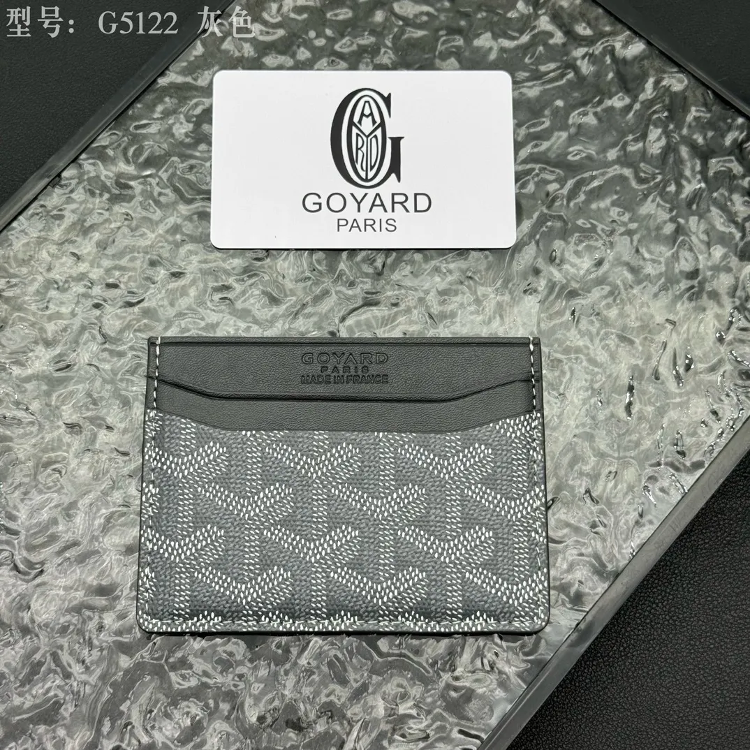 💰90 💎The top-quality original GOYARD Saint-Sulpice card holder has a small and compact design, and its central pocket can store cards, IDs or folded banknotes. The compact design fits nicely in a jacket or pants pocket. Model; G5122 Size: 7*10.5*0.2cm