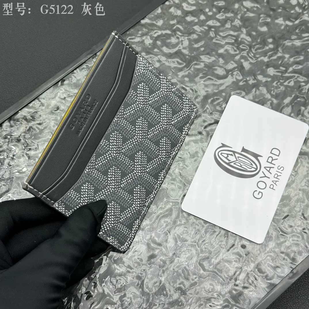 💰90 💎The top-quality original GOYARD Saint-Sulpice card holder has a small and compact design, and its central pocket can store cards, IDs or folded banknotes. The compact design fits nicely in a jacket or pants pocket. Model; G5122 Size: 7*10.5*0.2cm