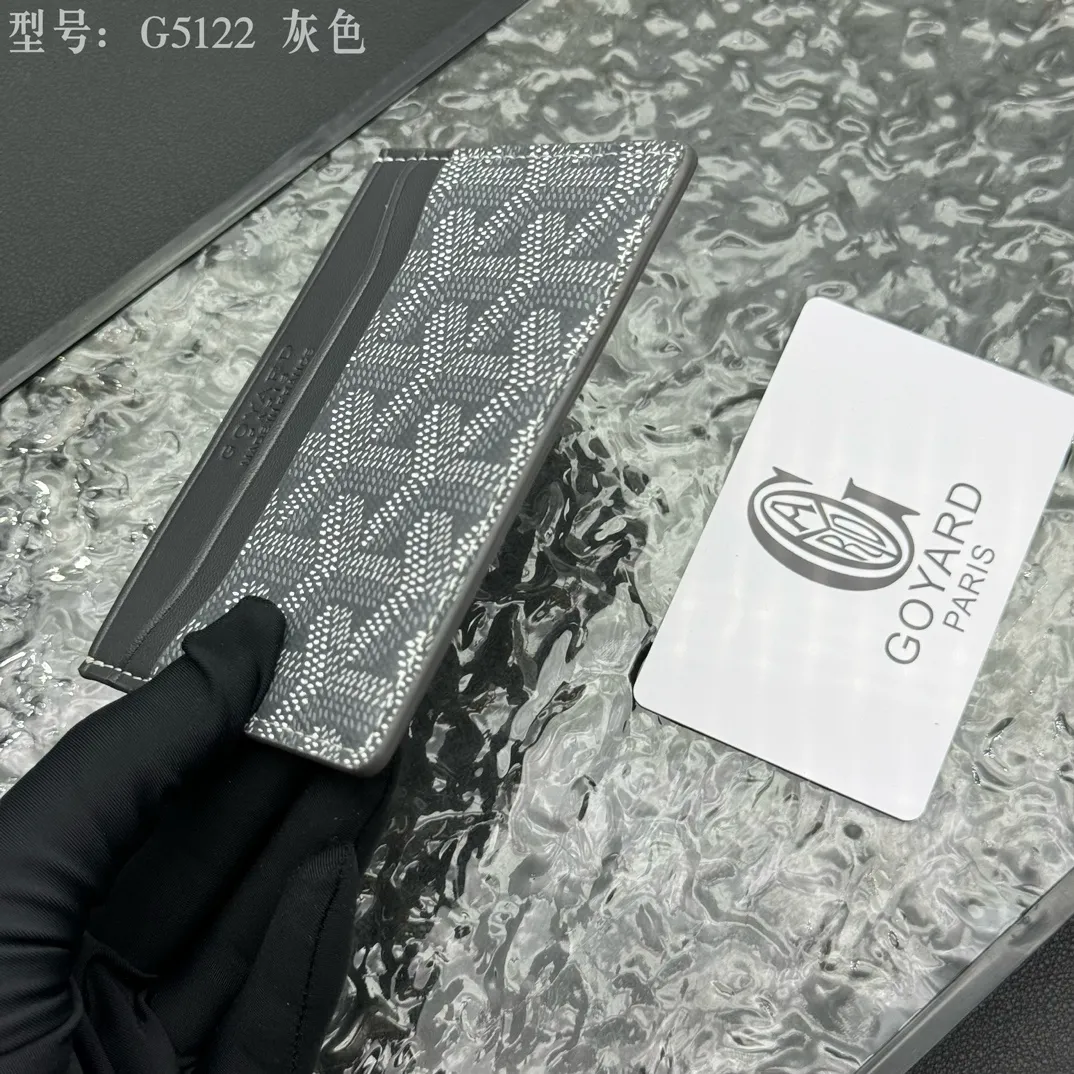 💰90 💎The top-quality original GOYARD Saint-Sulpice card holder has a small and compact design, and its central pocket can store cards, IDs or folded banknotes. The compact design fits nicely in a jacket or pants pocket. Model; G5122 Size: 7*10.5*0.2cm