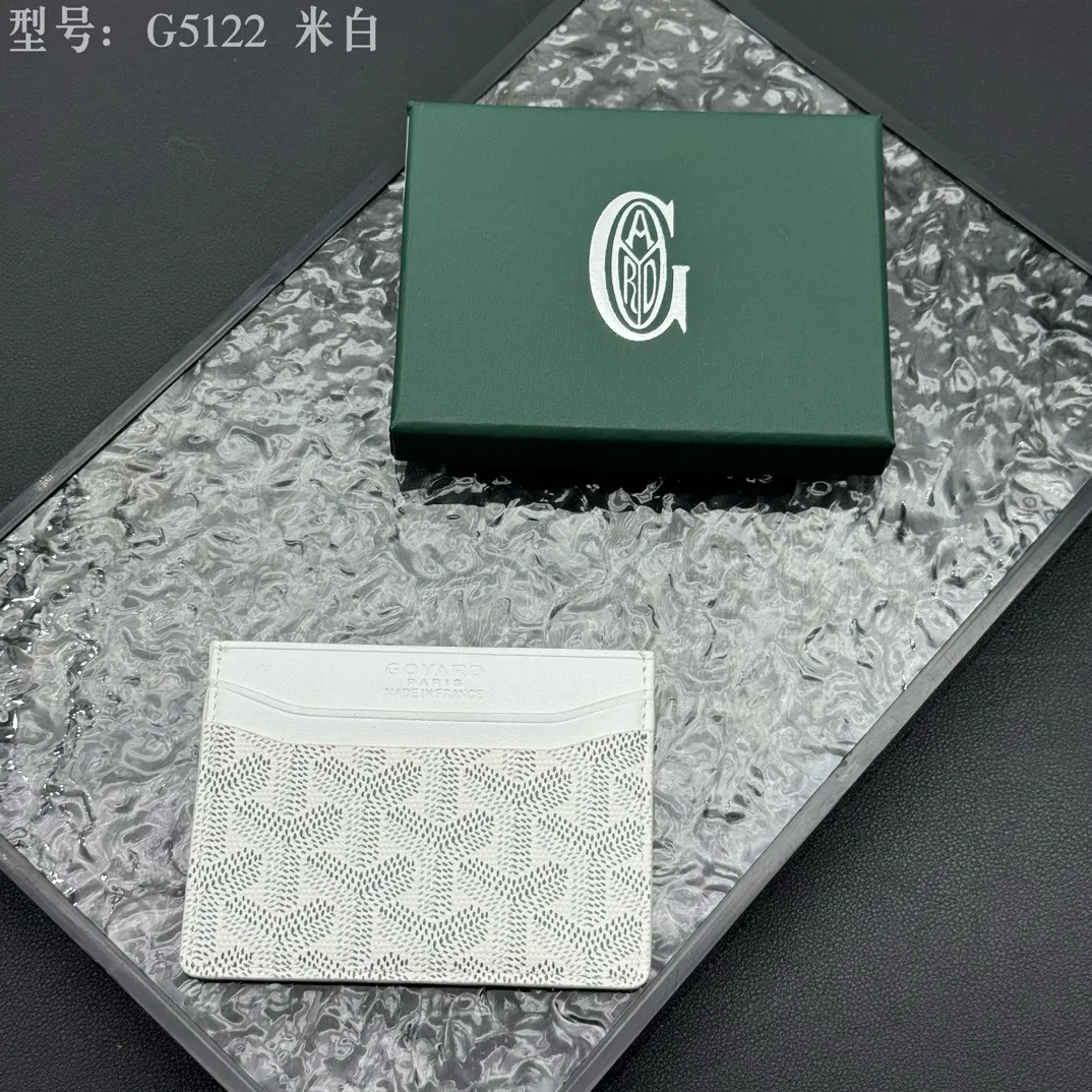💰90 💎The top-quality original GOYARD Saint-Sulpice card holder has a small and compact design, and its central pocket can store cards, IDs or folded banknotes. The compact design fits nicely in a jacket or pants pocket. Model; G5122 Size: 7*10.5*0.2cm