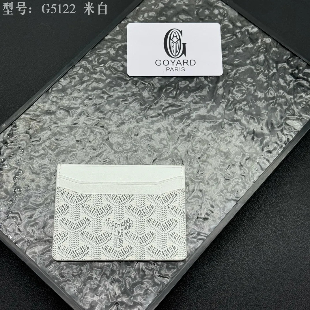 💰90 💎The top-quality original GOYARD Saint-Sulpice card holder has a small and compact design, and its central pocket can store cards, IDs or folded banknotes. The compact design fits nicely in a jacket or pants pocket. Model; G5122 Size: 7*10.5*0.2cm