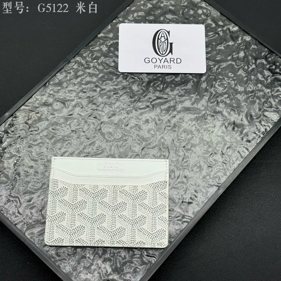 💰90 💎The top-quality original GOYARD Saint-Sulpice card holder has a small and compact design, and its central pocket can store cards, IDs or folded banknotes. The compact design fits nicely in a jacket or pants pocket. Model; G5122 Size: 7*10.5*0.2cm