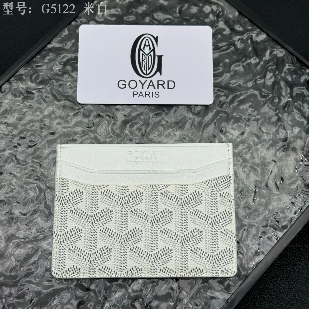 💰90 💎The top-quality original GOYARD Saint-Sulpice card holder has a small and compact design, and its central pocket can store cards, IDs or folded banknotes. The compact design fits nicely in a jacket or pants pocket. Model; G5122 Size: 7*10.5*0.2cm