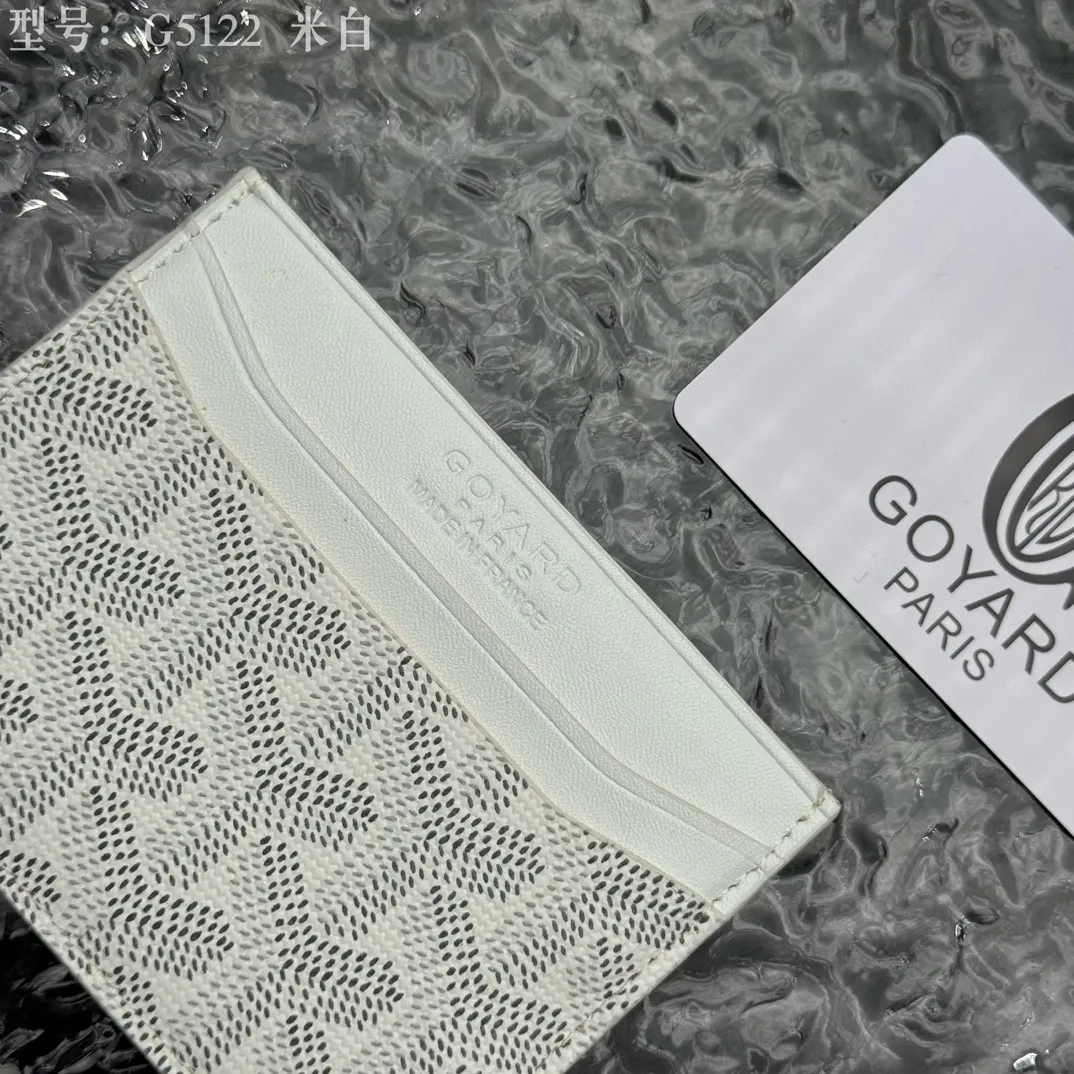 💰90 💎The top-quality original GOYARD Saint-Sulpice card holder has a small and compact design, and its central pocket can store cards, IDs or folded banknotes. The compact design fits nicely in a jacket or pants pocket. Model; G5122 Size: 7*10.5*0.2cm