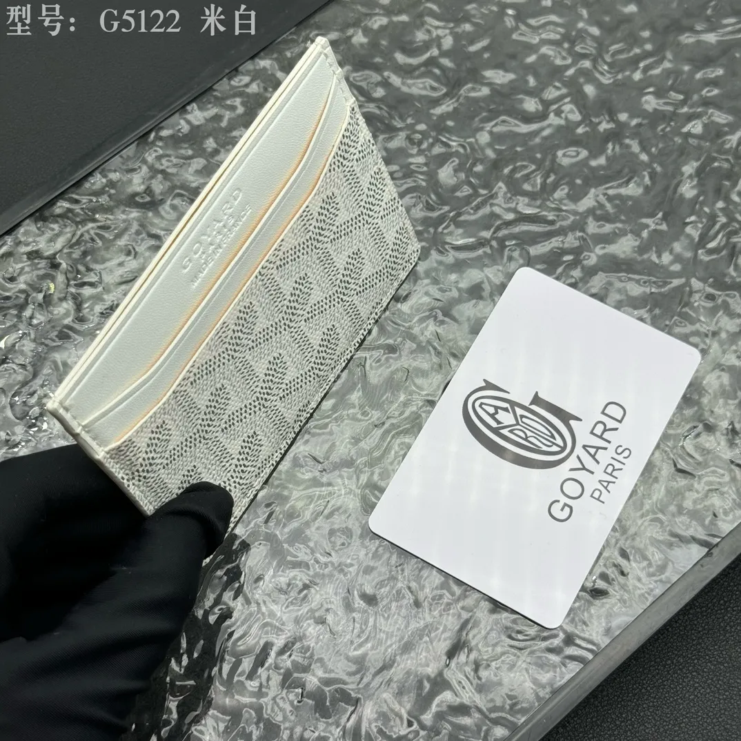 💰90 💎The top-quality original GOYARD Saint-Sulpice card holder has a small and compact design, and its central pocket can store cards, IDs or folded banknotes. The compact design fits nicely in a jacket or pants pocket. Model; G5122 Size: 7*10.5*0.2cm