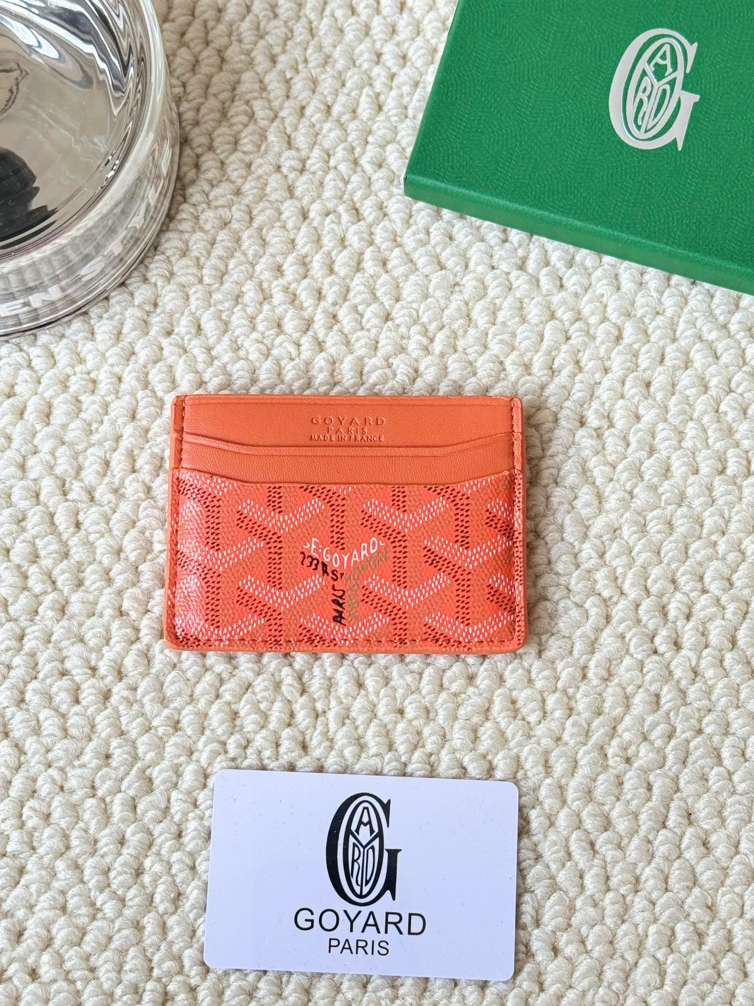 💰100 GOYARD Goya Classic👍🏻The design of Saint-Sulpice card holder is small and compact, and its middle pocket can store cards, documents or folded banknotes. The compact design fits nicely in a jacket or pants pocket. Style number: 9636 Size: 7 x10.5 cm