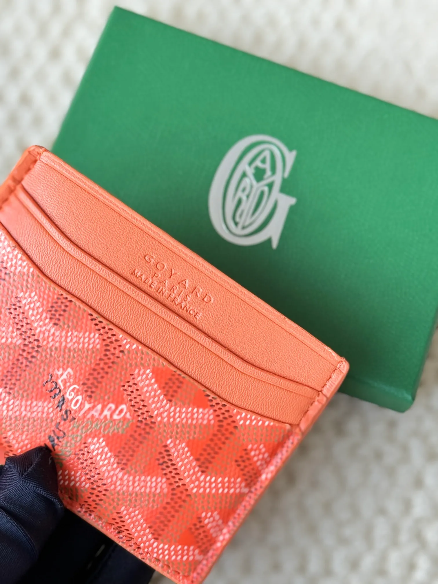 💰100 GOYARD Goya Classic👍🏻The design of Saint-Sulpice card holder is small and compact, and its middle pocket can store cards, documents or folded banknotes. The compact design fits nicely in a jacket or pants pocket. Style number: 9636 Size: 7 x10.5 cm