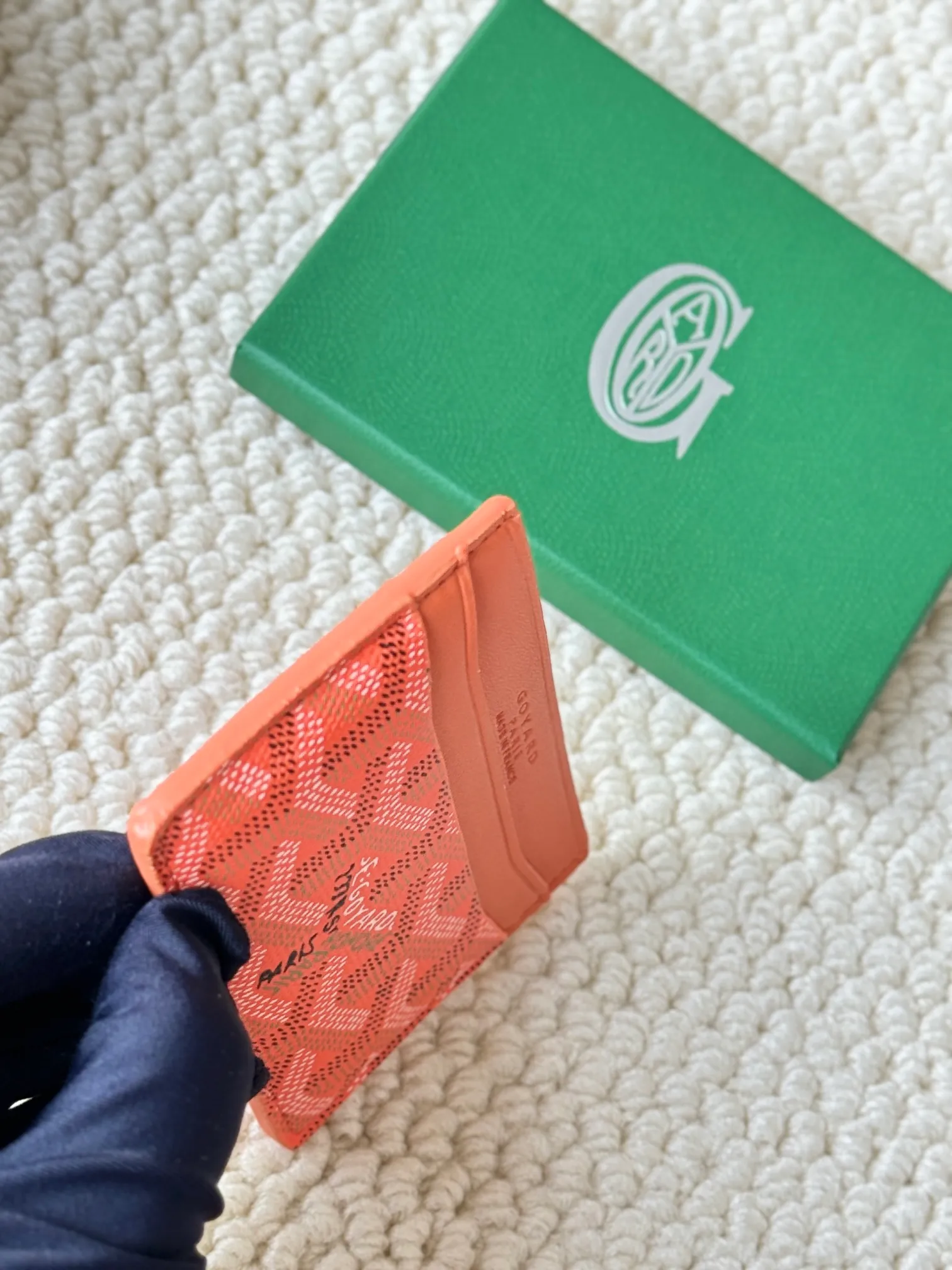 💰100 GOYARD Goya Classic👍🏻The design of Saint-Sulpice card holder is small and compact, and its middle pocket can store cards, documents or folded banknotes. The compact design fits nicely in a jacket or pants pocket. Style number: 9636 Size: 7 x10.5 cm