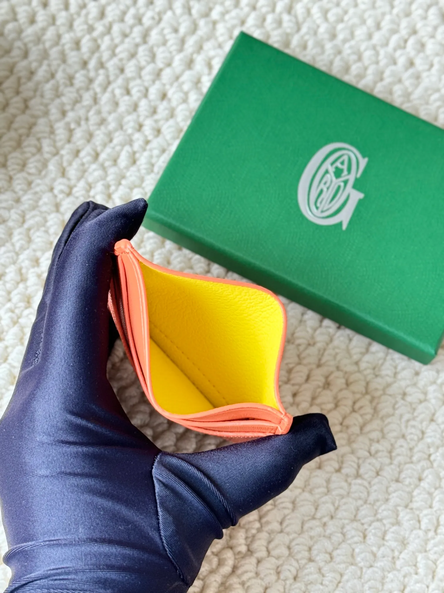 💰100 GOYARD Goya Classic👍🏻The design of Saint-Sulpice card holder is small and compact, and its middle pocket can store cards, documents or folded banknotes. The compact design fits nicely in a jacket or pants pocket. Style number: 9636 Size: 7 x10.5 cm