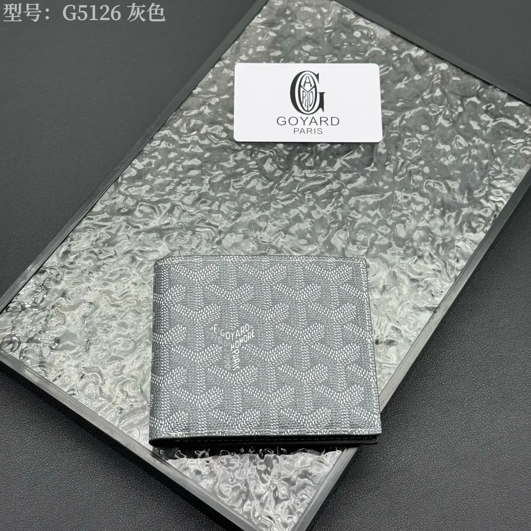 💰110 💎Upgraded original version 𝐠𝐨𝐲𝐚𝐫𝐝 Hot style ❤️Goyard short wallet, Goyard 8-slot card slot wallet, the texture is perfect and can hold about 8-10 cards, it can hold cash, it is thin and does not stand up, it is classic, practical and attractive! If you want to create a short clip with a feeling that is different from others and has a deep taste, it must be him! size: 11*9 (cm) model: G5126