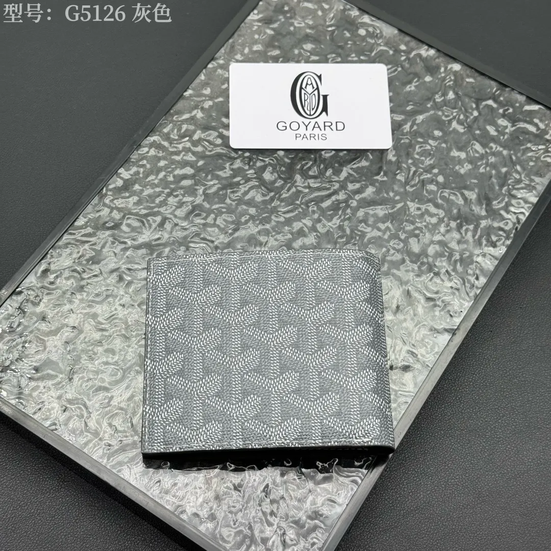 💰110 💎Upgraded original version 𝐠𝐨𝐲𝐚𝐫𝐝 Hot style ❤️Goyard short wallet, Goyard 8-slot card slot wallet, the texture is perfect and can hold about 8-10 cards, it can hold cash, it is thin and does not stand up, it is classic, practical and attractive! If you want to create a short clip with a feeling that is different from others and has a deep taste, it must be him! size: 11*9 (cm) model: G5126