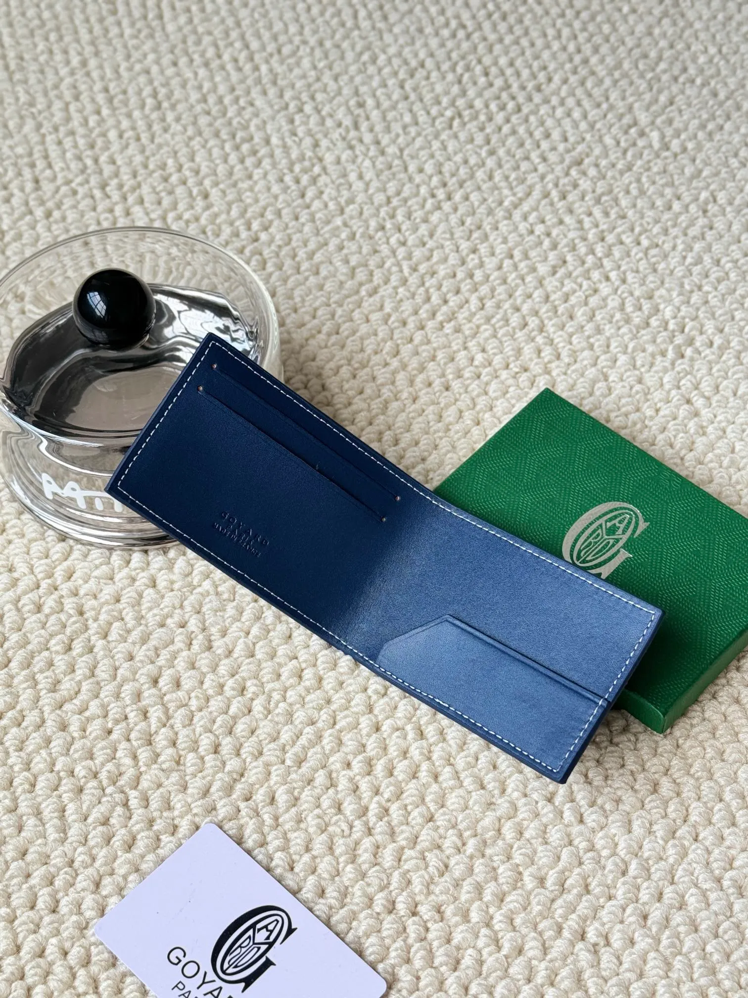 💰100Insert Victoire Card Holder can not only be used on its own, but also fits into the Victoire Wallet to add more card storage space. Goyardine canvas & Vauzelles calfskin Style number: 9638 Size: 7.1 cmx0.5 cmx10 cm