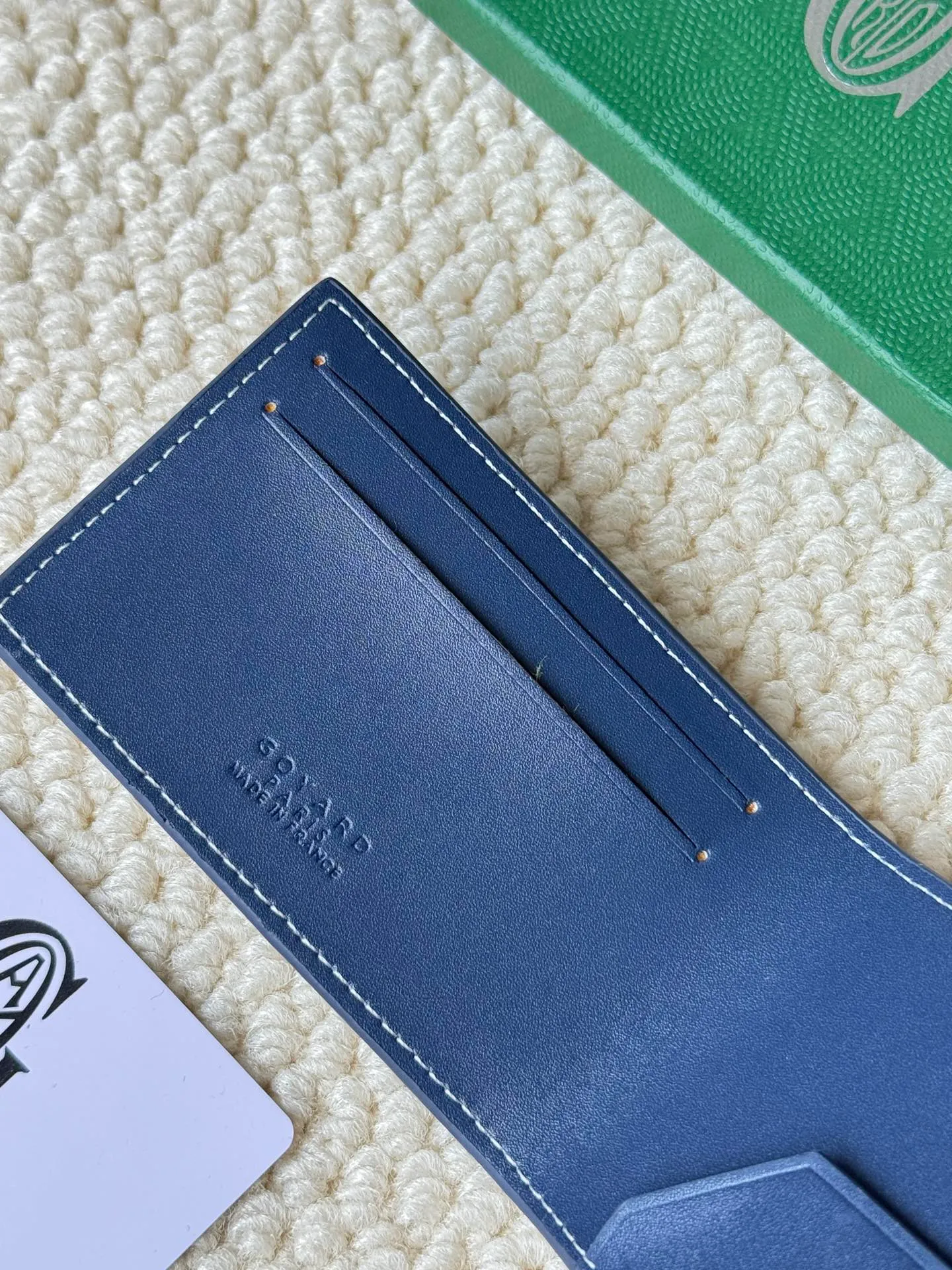 💰100Insert Victoire Card Holder can not only be used on its own, but also fits into the Victoire Wallet to add more card storage space. Goyardine canvas & Vauzelles calfskin Style number: 9638 Size: 7.1 cmx0.5 cmx10 cm