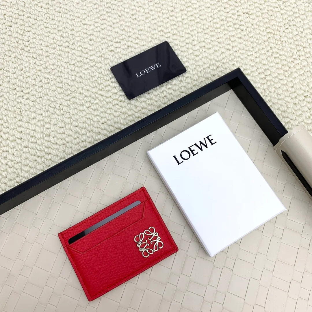 💰100 ·Loewe’s new card holders are back in stock! The new ones are all with metal logos, which are more refined than the old ones~~ Comes with box and dust bag! It’s a good idea to choose this small accessory for Valentine’s Day ~~Model: L1109 Size: 10*7.5CM​