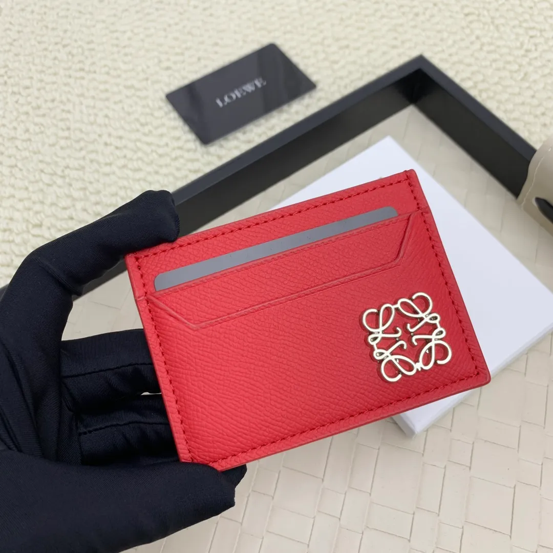 💰100 ·Loewe’s new card holders are back in stock! The new ones are all with metal logos, which are more refined than the old ones~~ Comes with box and dust bag! It’s a good idea to choose this small accessory for Valentine’s Day ~~Model: L1109 Size: 10*7.5CM​