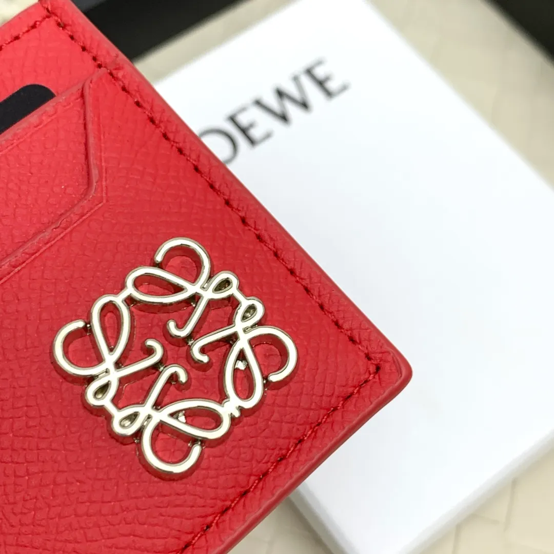 💰100 ·Loewe’s new card holders are back in stock! The new ones are all with metal logos, which are more refined than the old ones~~ Comes with box and dust bag! It’s a good idea to choose this small accessory for Valentine’s Day ~~Model: L1109 Size: 10*7.5CM​