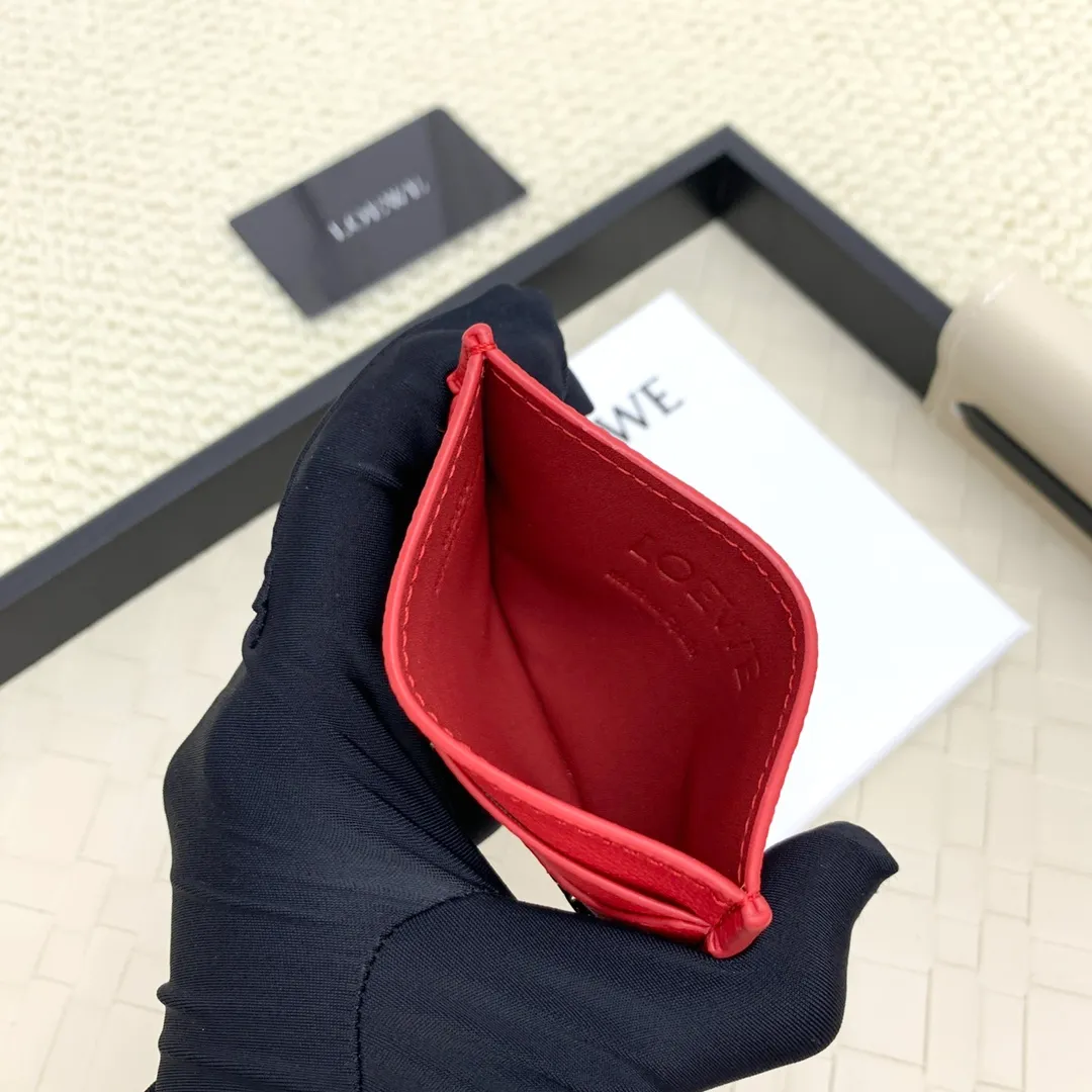 💰100 ·Loewe’s new card holders are back in stock! The new ones are all with metal logos, which are more refined than the old ones~~ Comes with box and dust bag! It’s a good idea to choose this small accessory for Valentine’s Day ~~Model: L1109 Size: 10*7.5CM​