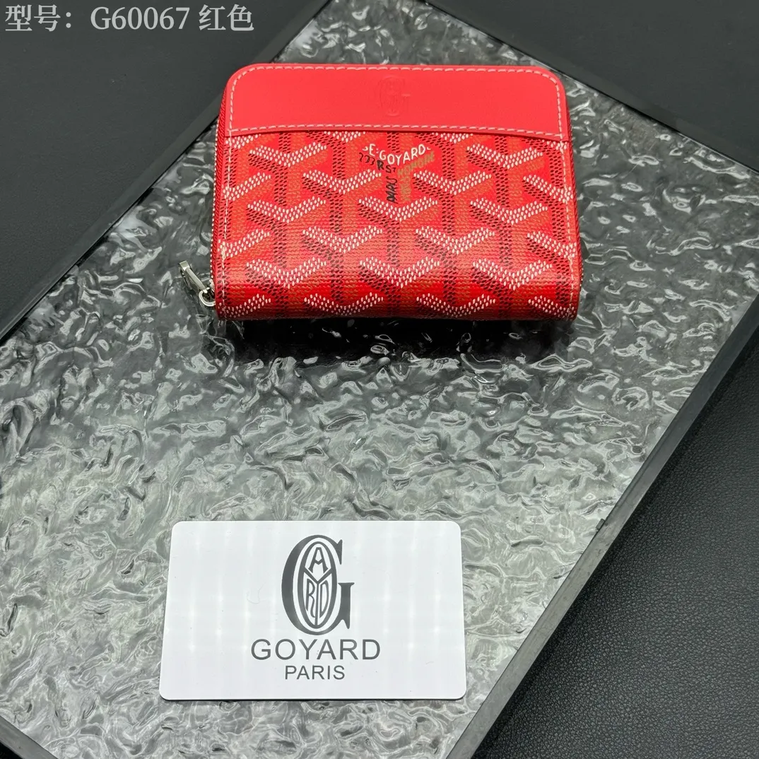 💰130 💎Top original 𝐠𝐨𝐲𝐚𝐫𝐝 Hot style 💕 Goya wallet short Matignon Mini coin purse with full zipper closure design. Its central compartment holds coins, while its interior patch pocket holds cards or small IDs. Style number: G60067 Size: 10.4*7.5*1.8cm