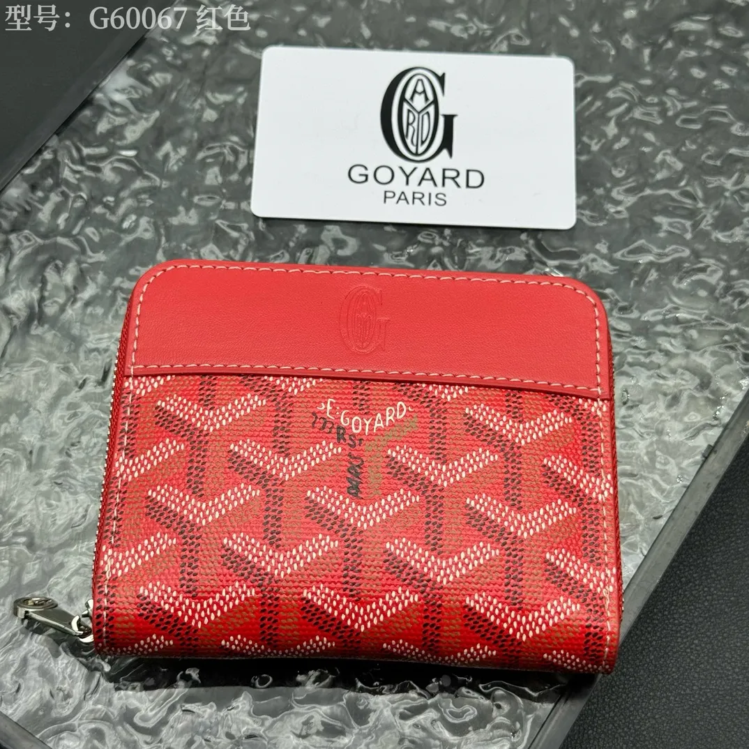 💰130 💎Top original 𝐠𝐨𝐲𝐚𝐫𝐝 Hot style 💕 Goya wallet short Matignon Mini coin purse with full zipper closure design. Its central compartment holds coins, while its interior patch pocket holds cards or small IDs. Style number: G60067 Size: 10.4*7.5*1.8cm
