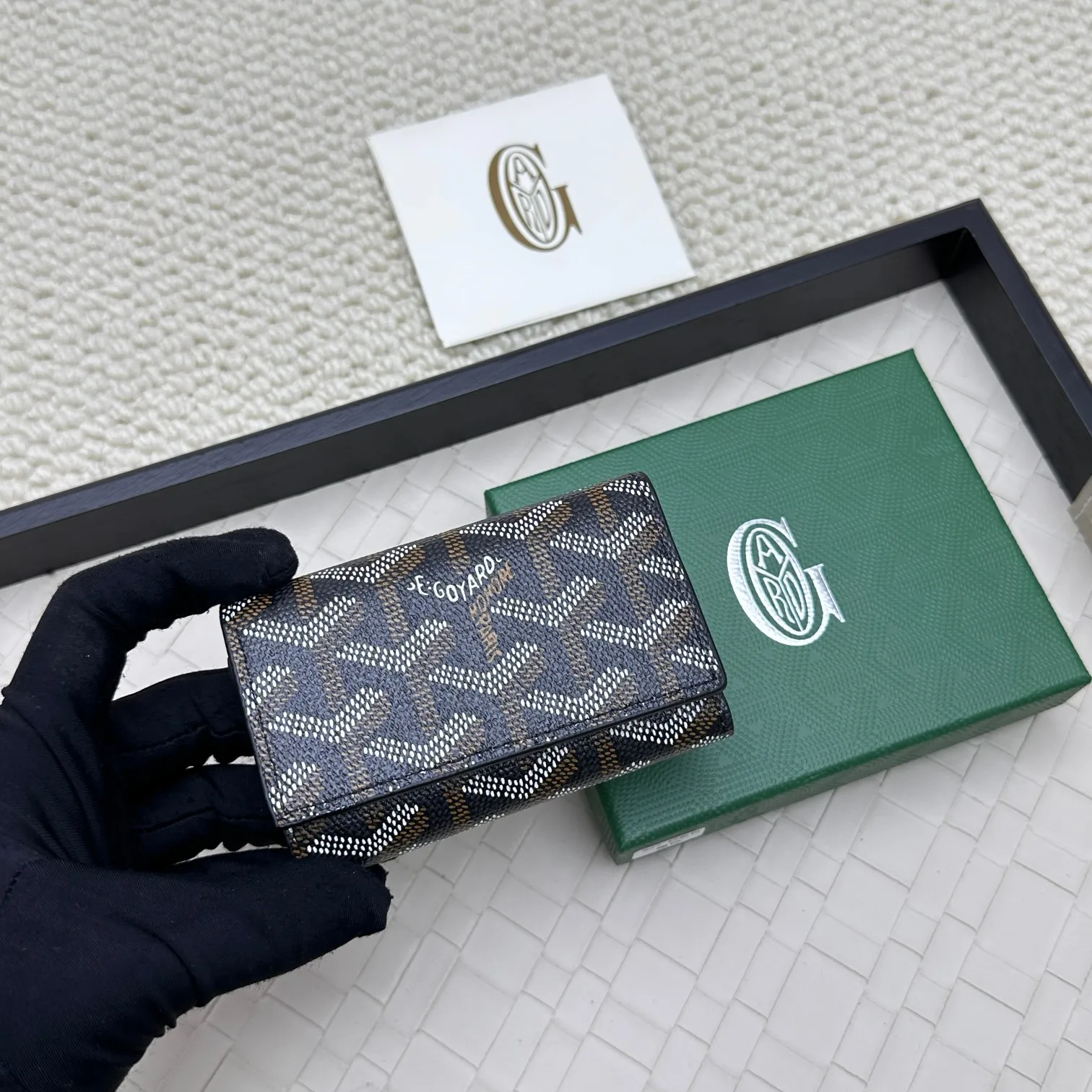 💰120 GOYARD Goya Classic👍🏻The design of the Saint-Sulpice 3-fold key bag is small and compact. Its compact design is just suitable for putting in a jacket or pants pocket. It is equipped with 6 locks that can fasten 6 keys. Style number: 807 Size: 10.5*7*2