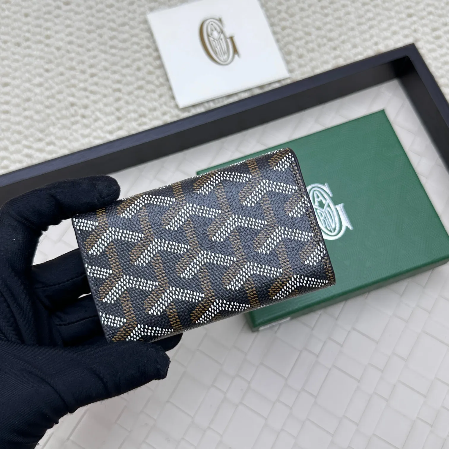 💰120 GOYARD Goya Classic👍🏻The design of the Saint-Sulpice 3-fold key bag is small and compact. Its compact design is just suitable for putting in a jacket or pants pocket. It is equipped with 6 locks that can fasten 6 keys. Style number: 807 Size: 10.5*7*2