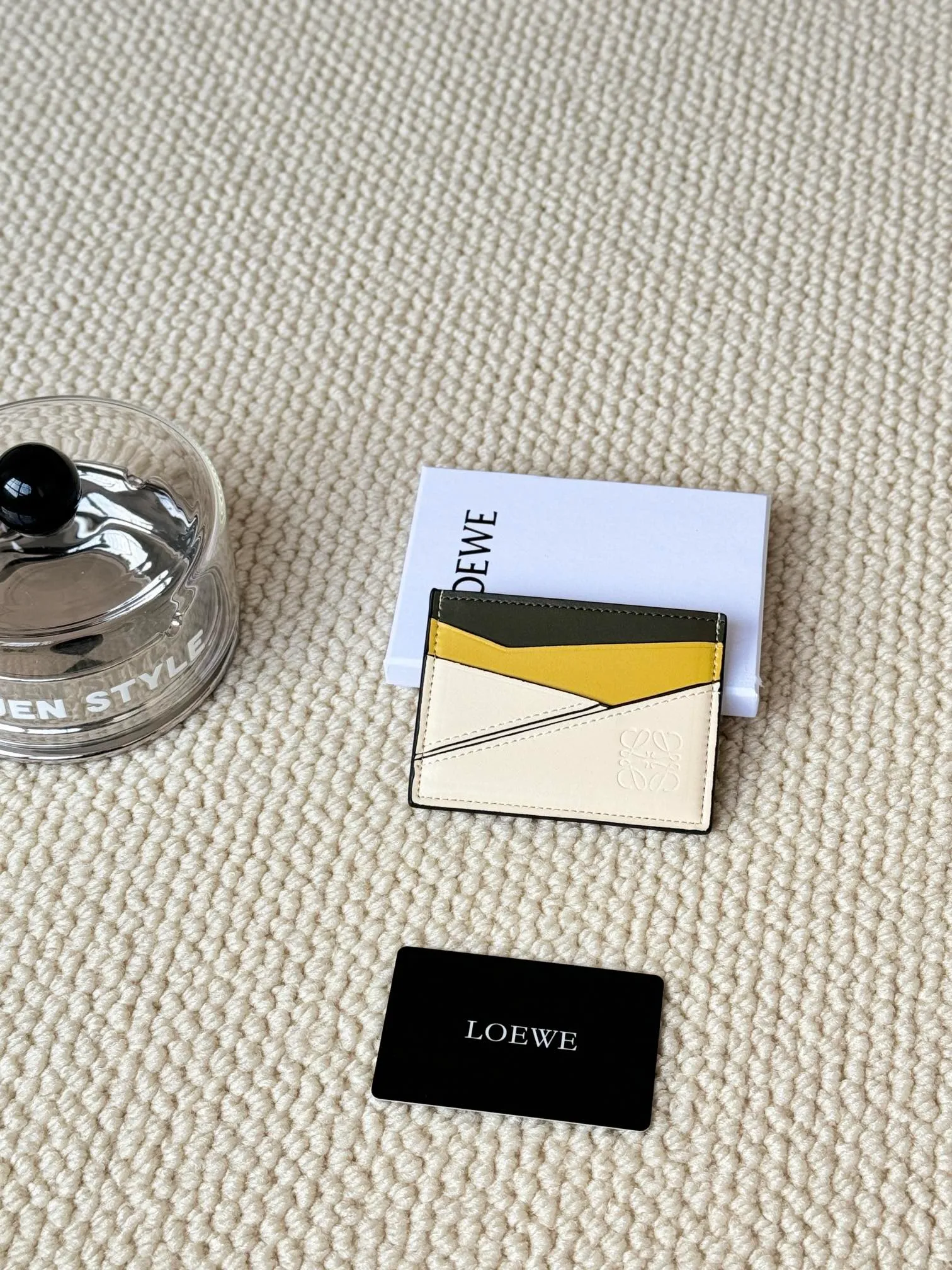 💰100 ·Loewe’s new card holders are back in stock! The new ones are all with metal logos, which are more refined than the old ones~~ Comes with box and dust bag! It’s also a good idea to choose this small accessory for Valentine’s Day ~~Model: L1106 Size: 10*7.5CM