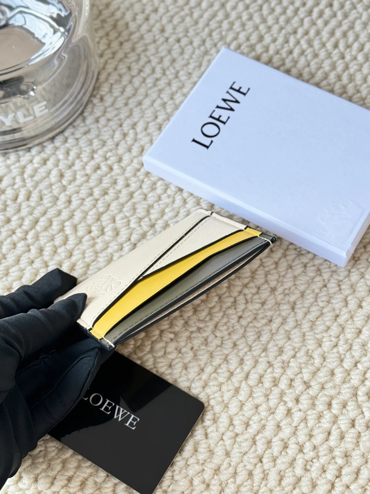 💰100 ·Loewe’s new card holders are back in stock! The new ones are all with metal logos, which are more refined than the old ones~~ Comes with box and dust bag! It’s also a good idea to choose this small accessory for Valentine’s Day ~~Model: L1106 Size: 10*7.5CM