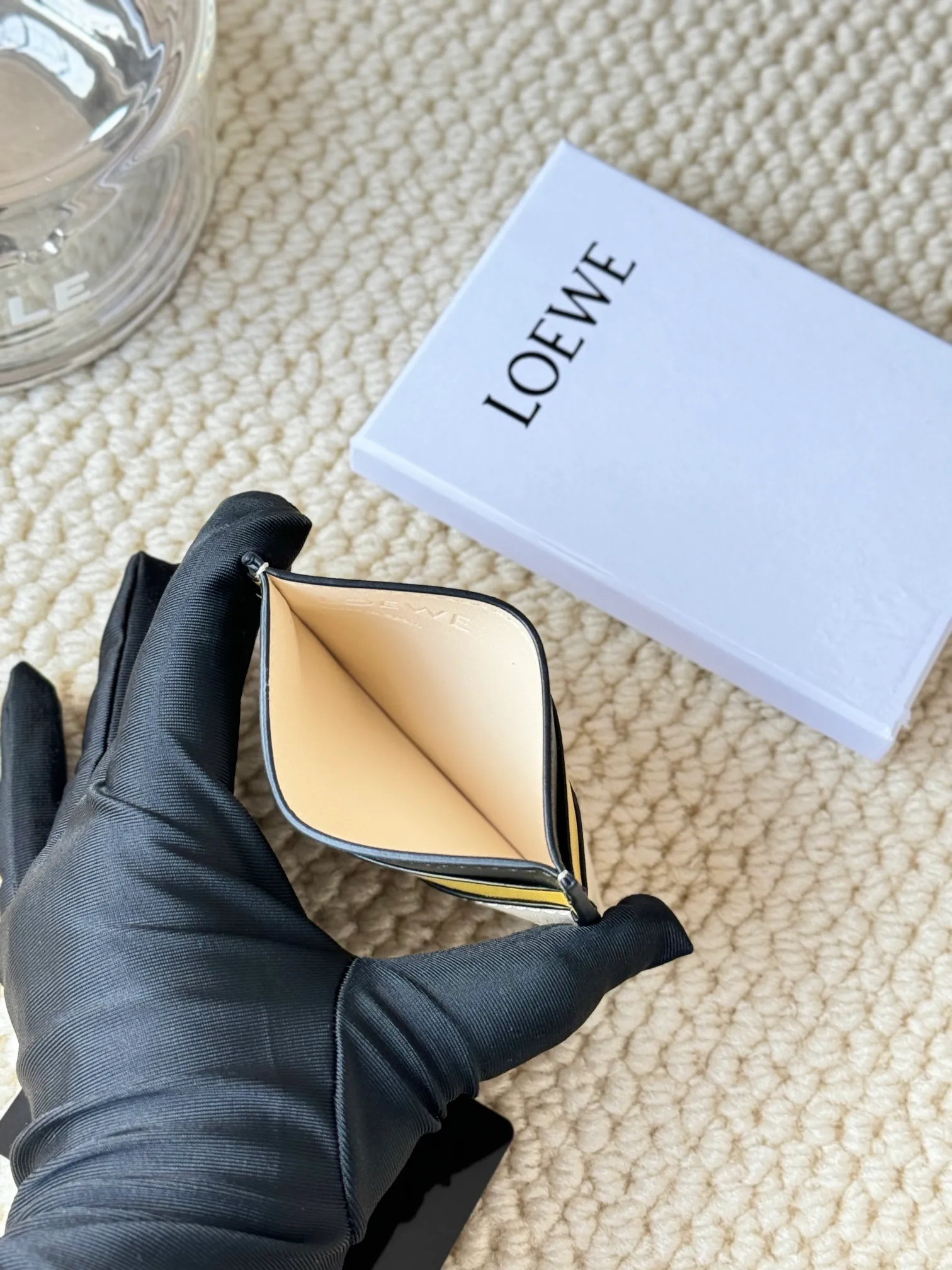 💰100 ·Loewe’s new card holders are back in stock! The new ones are all with metal logos, which are more refined than the old ones~~ Comes with box and dust bag! It’s also a good idea to choose this small accessory for Valentine’s Day ~~Model: L1106 Size: 10*7.5CM