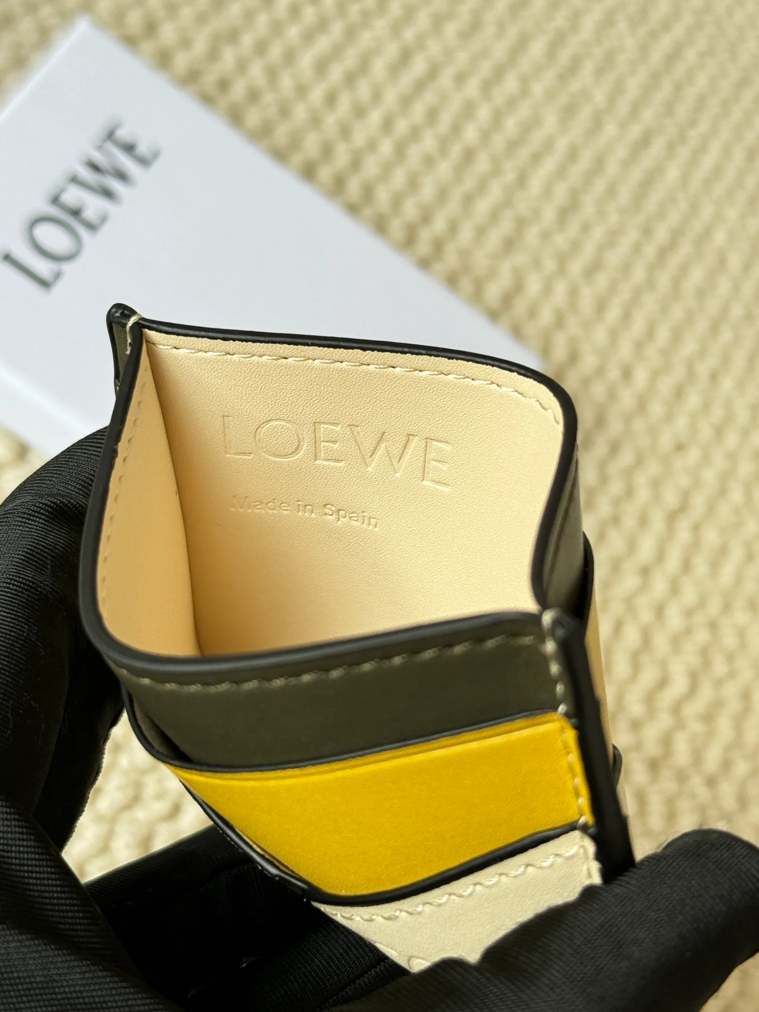 💰100 ·Loewe’s new card holders are back in stock! The new ones are all with metal logos, which are more refined than the old ones~~ Comes with box and dust bag! It’s also a good idea to choose this small accessory for Valentine’s Day ~~Model: L1106 Size: 10*7.5CM