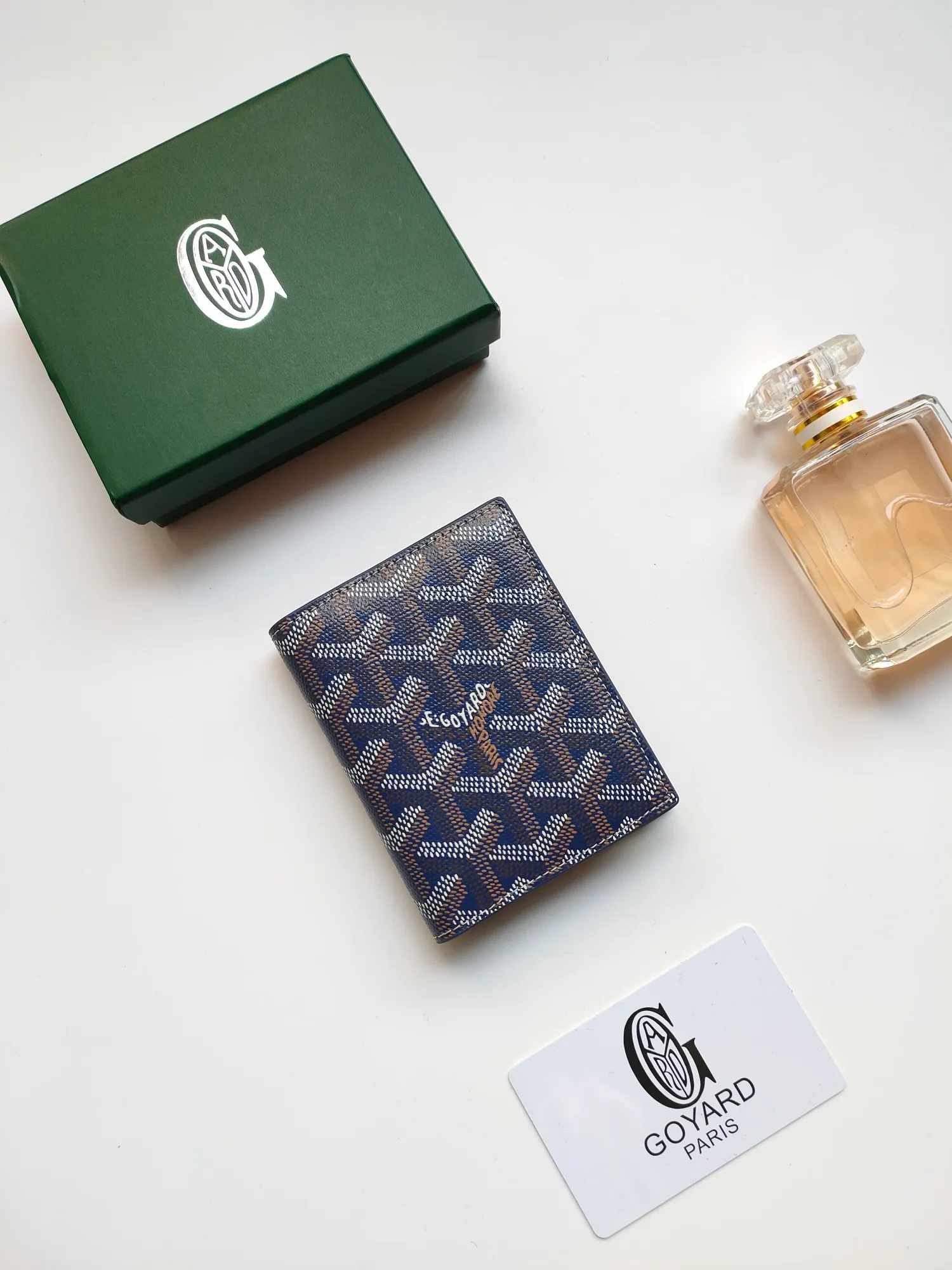 ￥110 GOYARD's new Saint-Marc card holder can be used to store and display badges, as well as cards and banknotes. Whether used to store badges, access cards or transportation cards, the Saint-Marc card holder will perfectly reflect the elegance of the cardholder. Style number: 9637 Size: 10.7 cmx1 cmx8 cm