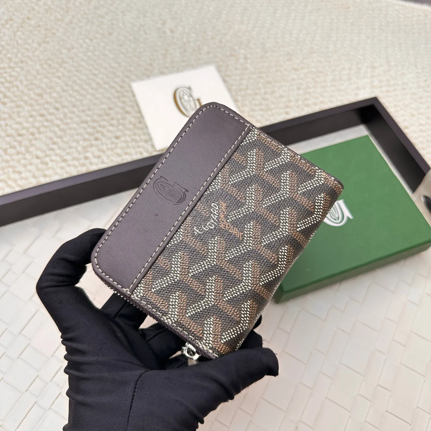 💰140 GOYARD Matignon Mini coin purse features a full zipper closure. Its central compartment holds coins, while its interior patch pocket holds cards or small IDs. No.: 805 Size: 10.4*7.5*1.8cm