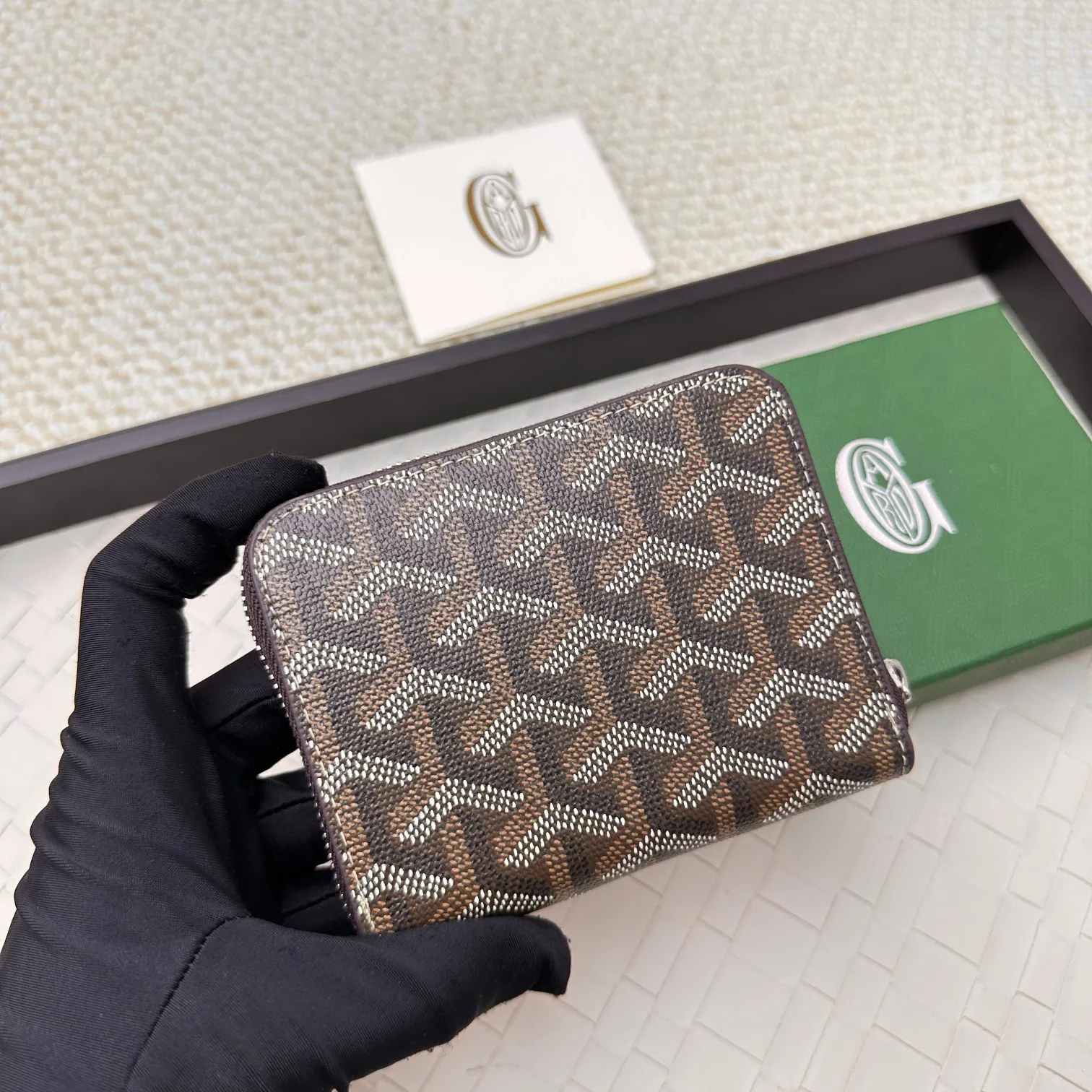 💰140 GOYARD Matignon Mini coin purse features a full zipper closure. Its central compartment holds coins, while its interior patch pocket holds cards or small IDs. No.: 805 Size: 10.4*7.5*1.8cm