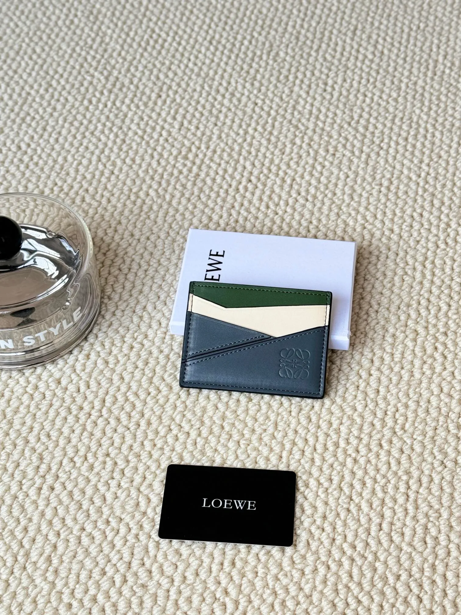 💰100 ·Loewe’s new card holders are back in stock! The new ones are all with metal logos, which are more refined than the old ones~~ Comes with box and dust bag! It’s also a good idea to choose this small accessory for Valentine’s Day ~~Model: L1106 Size: 10*7.5CM