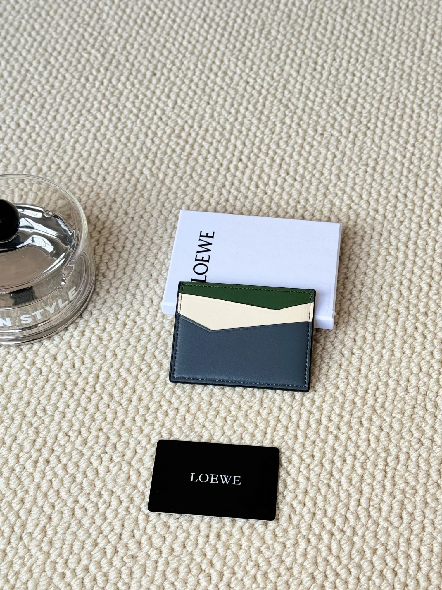 💰100 ·Loewe’s new card holders are back in stock! The new ones are all with metal logos, which are more refined than the old ones~~ Comes with box and dust bag! It’s also a good idea to choose this small accessory for Valentine’s Day ~~Model: L1106 Size: 10*7.5CM