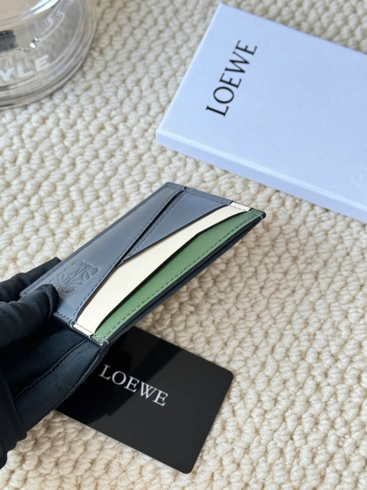 💰100 ·Loewe’s new card holders are back in stock! The new ones are all with metal logos, which are more refined than the old ones~~ Comes with box and dust bag! It’s also a good idea to choose this small accessory for Valentine’s Day ~~Model: L1106 Size: 10*7.5CM
