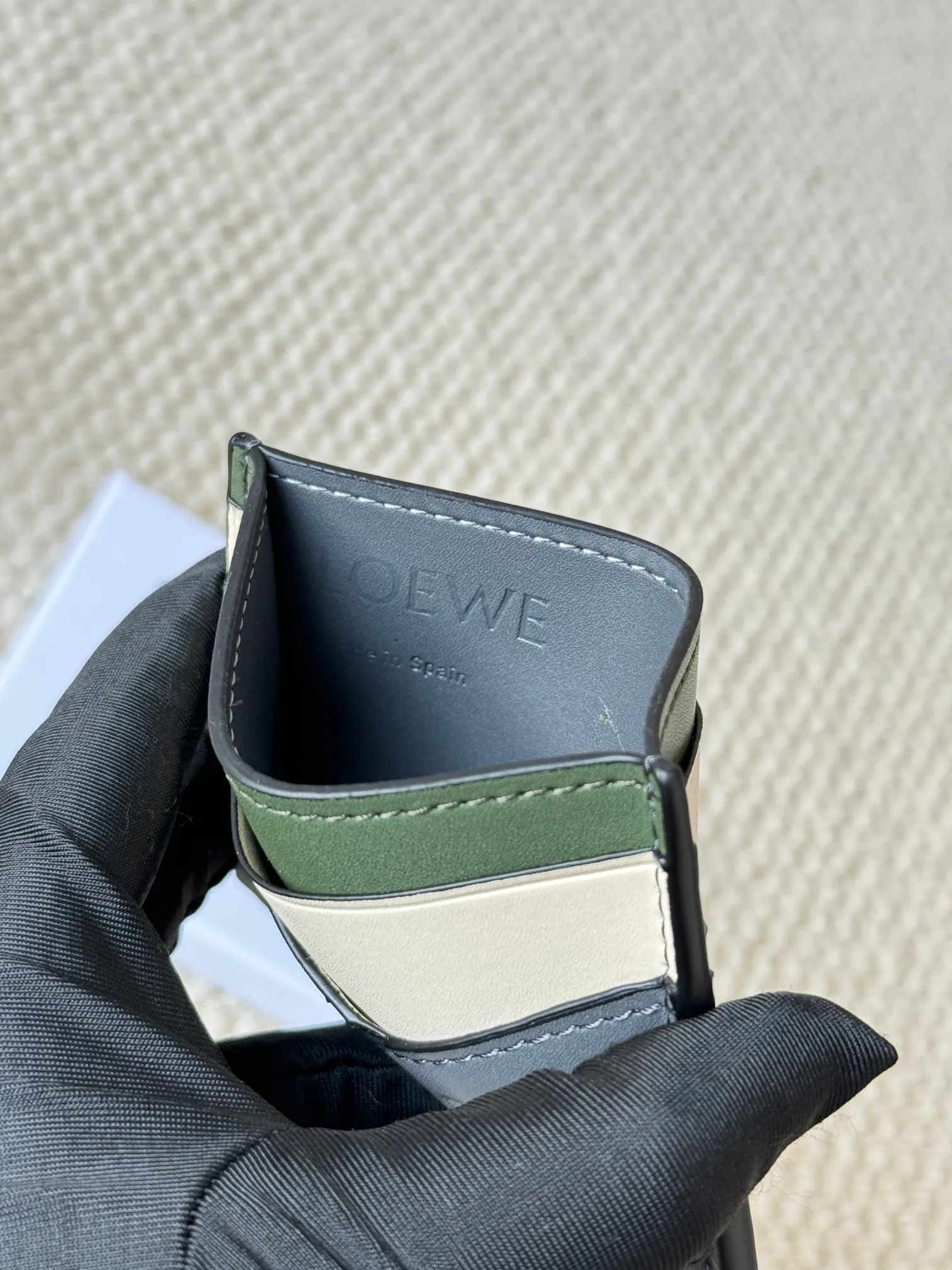 💰100 ·Loewe’s new card holders are back in stock! The new ones are all with metal logos, which are more refined than the old ones~~ Comes with box and dust bag! It’s also a good idea to choose this small accessory for Valentine’s Day ~~Model: L1106 Size: 10*7.5CM