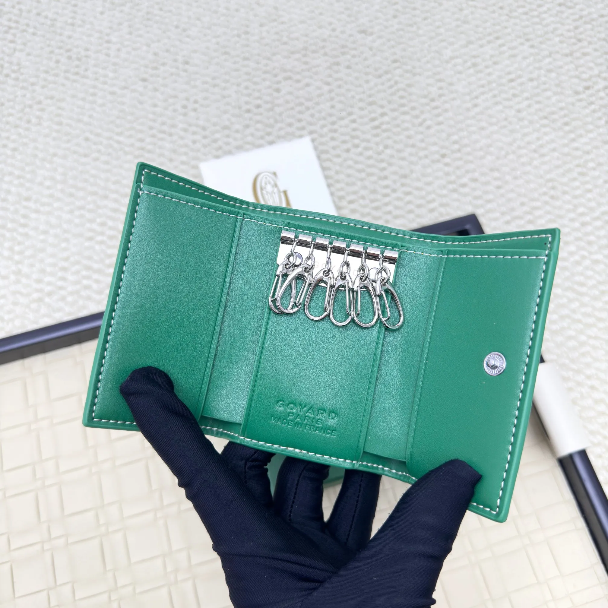 💰120 GOYARD Goya Classic👍🏻The design of the Saint-Sulpice 3-fold key bag is small and compact. Its compact design is just suitable for putting in a jacket or pants pocket. It is equipped with 6 locks that can fasten 6 keys. Style number: 807 Size: 10.5*7*2
