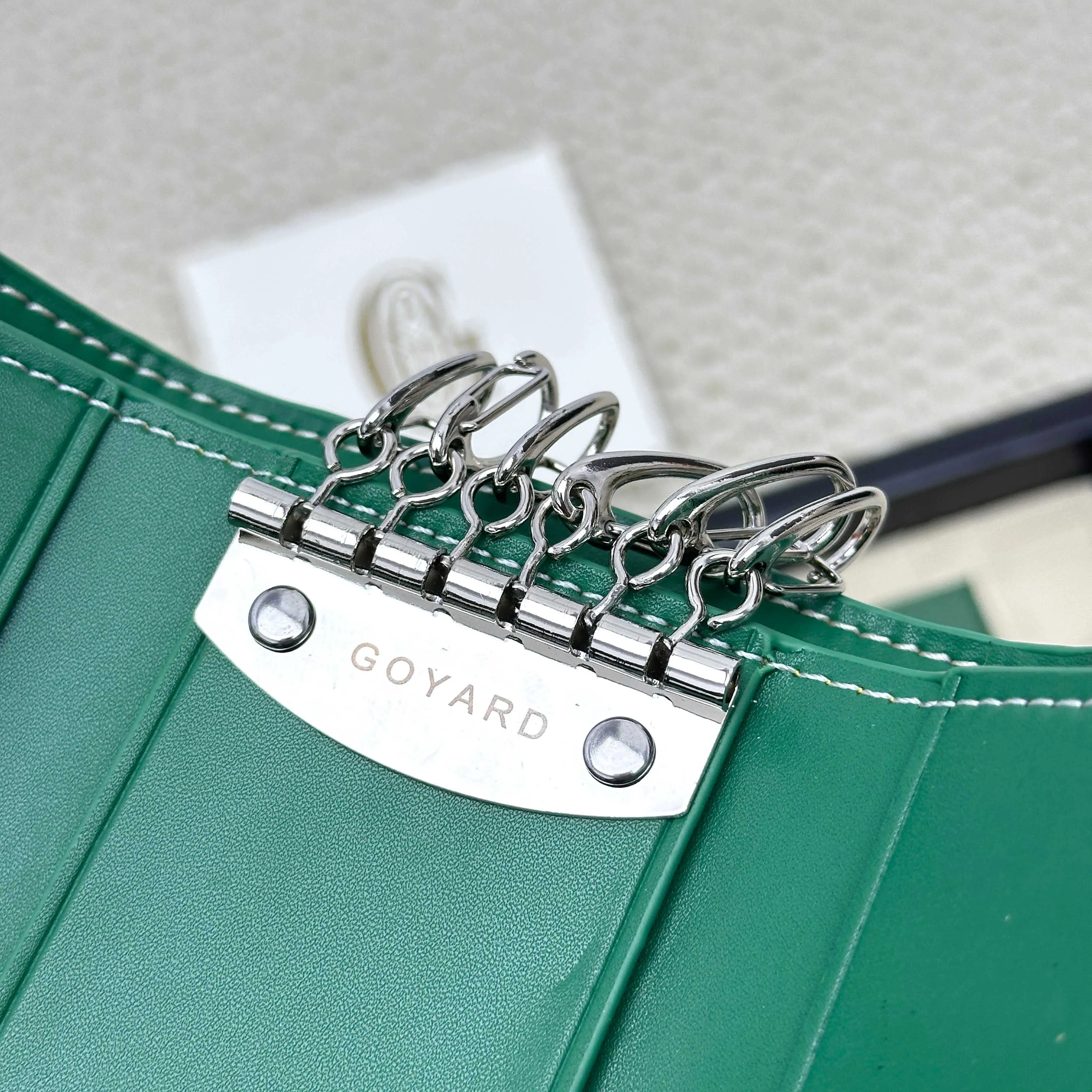 💰120 GOYARD Goya Classic👍🏻The design of the Saint-Sulpice 3-fold key bag is small and compact. Its compact design is just suitable for putting in a jacket or pants pocket. It is equipped with 6 locks that can fasten 6 keys. Style number: 807 Size: 10.5*7*2