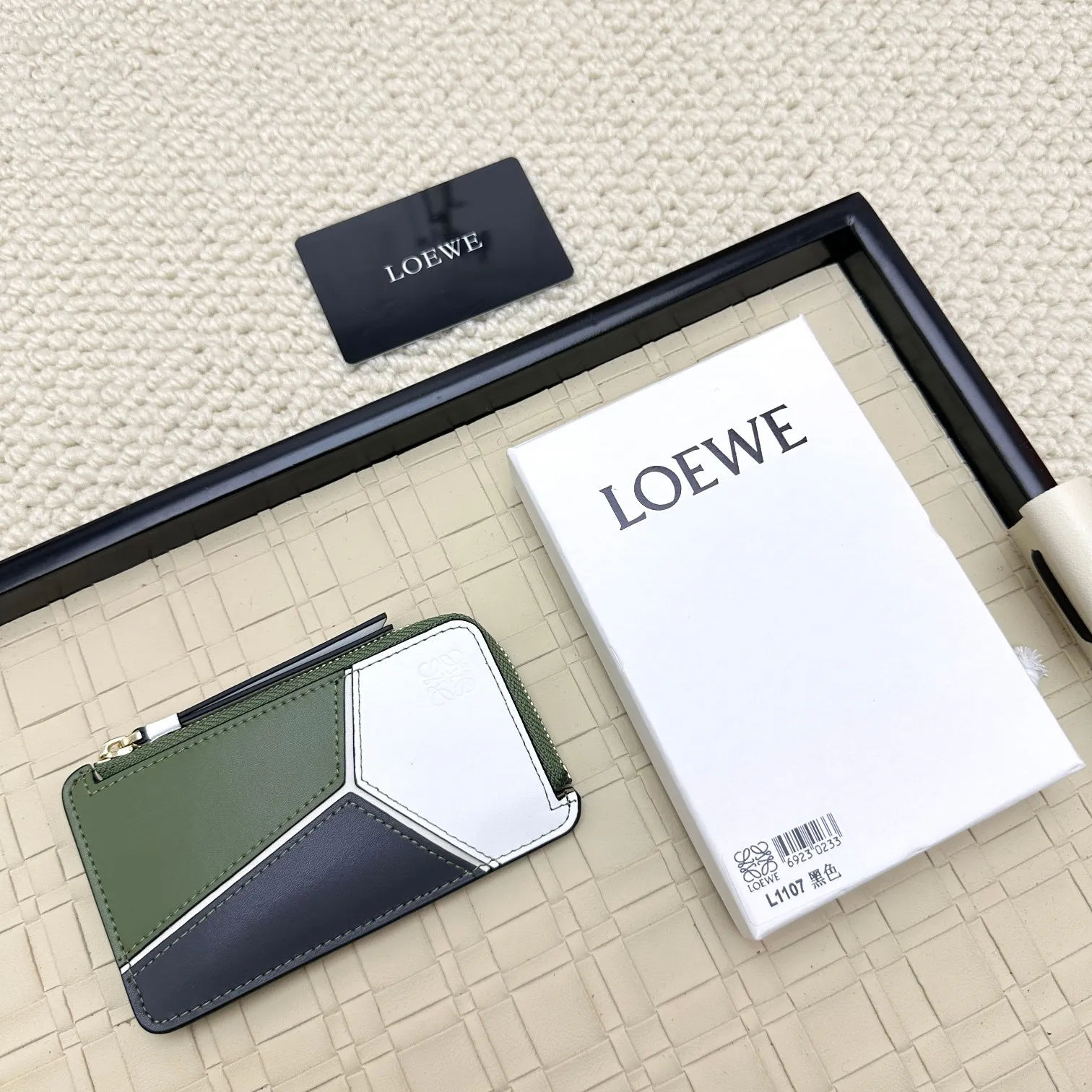 💰120 ·Loewe’s new card holders are back in stock! The new ones are all with metal logos, which are more refined than the old ones~~ Comes with box and dust bag! It’s a good idea to choose this small accessory for Valentine’s Day ~~Model: L1107 Size: 13*7.5*1