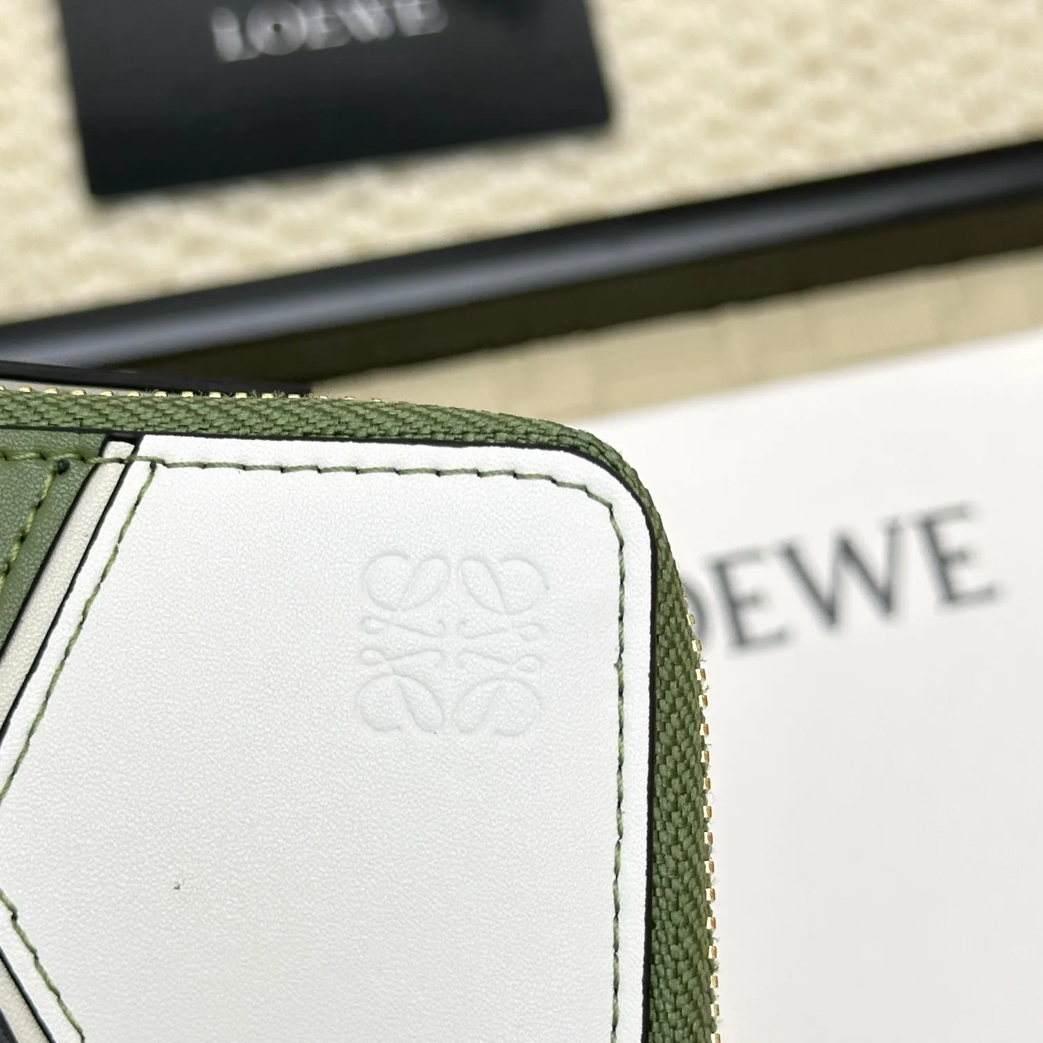 💰120 ·Loewe’s new card holders are back in stock! The new ones are all with metal logos, which are more refined than the old ones~~ Comes with box and dust bag! It’s a good idea to choose this small accessory for Valentine’s Day ~~Model: L1107 Size: 13*7.5*1