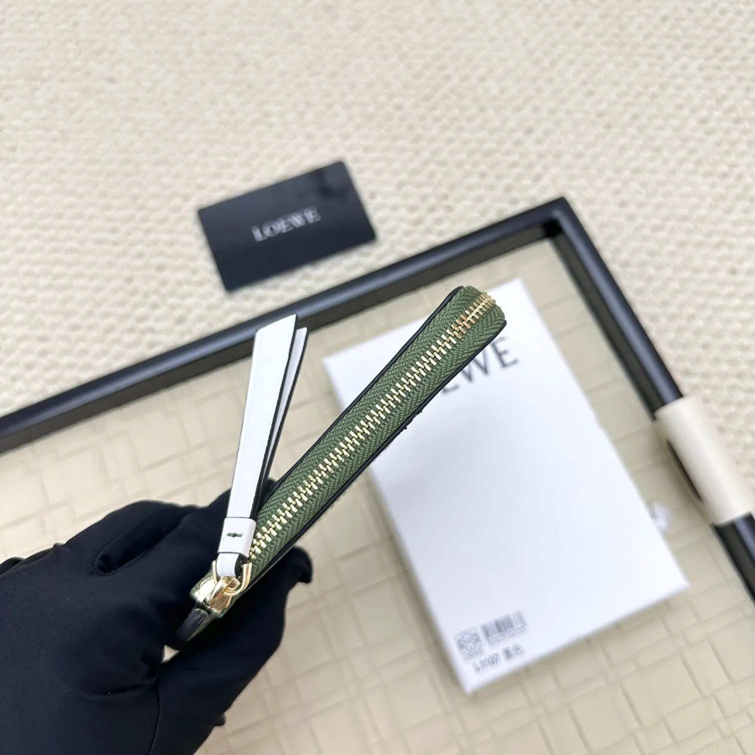 💰120 ·Loewe’s new card holders are back in stock! The new ones are all with metal logos, which are more refined than the old ones~~ Comes with box and dust bag! It’s a good idea to choose this small accessory for Valentine’s Day ~~Model: L1107 Size: 13*7.5*1