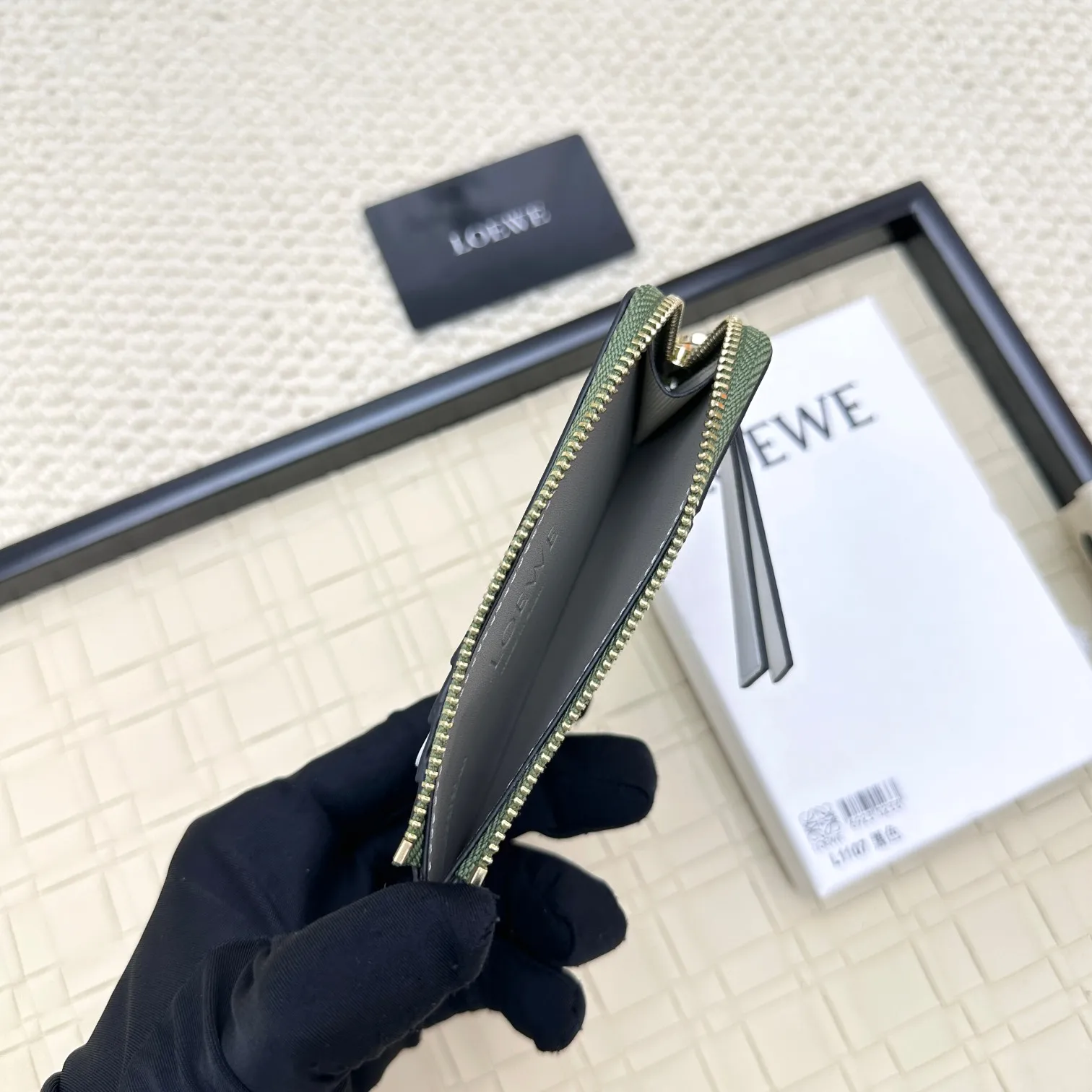 💰120 ·Loewe’s new card holders are back in stock! The new ones are all with metal logos, which are more refined than the old ones~~ Comes with box and dust bag! It’s a good idea to choose this small accessory for Valentine’s Day ~~Model: L1107 Size: 13*7.5*1