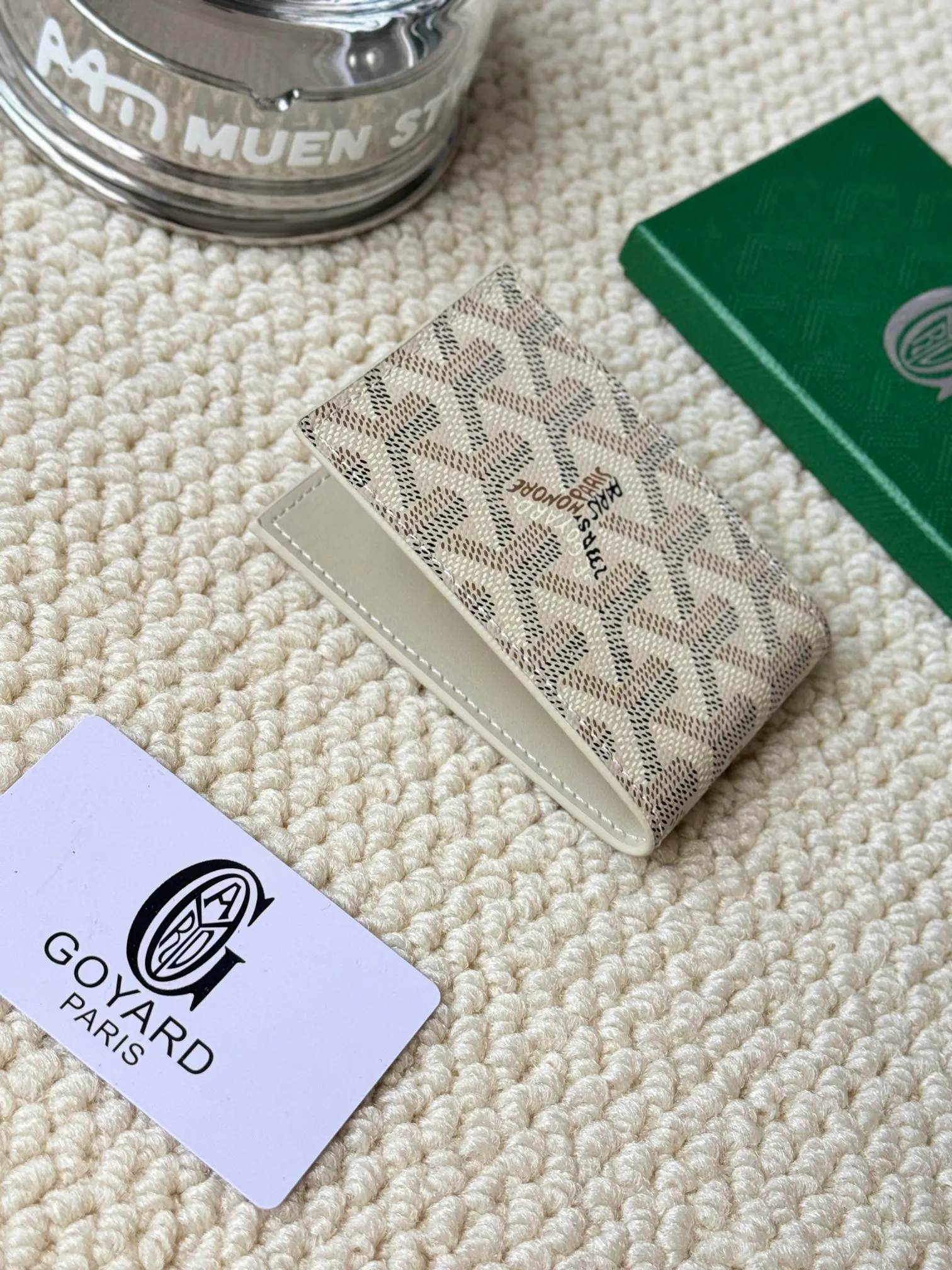 💰100Insert Victoire Card Holder can not only be used on its own, but also fits into the Victoire Wallet to add more card storage space. Goyardine canvas & Vauzelles calfskin Style number: 9638 Size: 7.1 cmx0.5 cmx10 cm