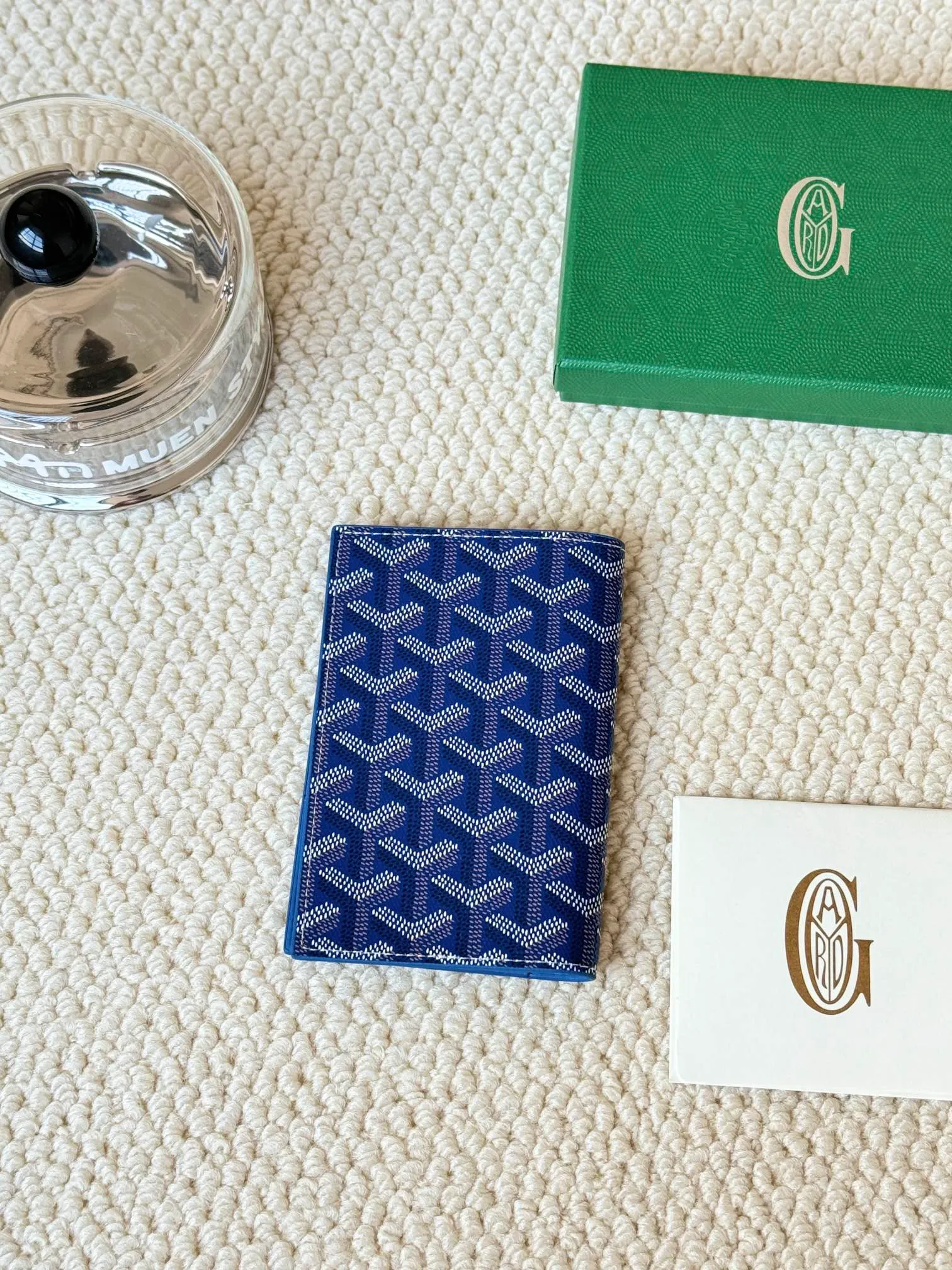 💰120 Goyard Passport Holder Goyardine Canvas & Vauzelles Calfskin No.: 804 Eleven colors. The country is open. The first choice for overseas travel. Multiple colors available. Can be used as a couple. It’s yyds to give as a gift for your own use! A super convenient passport holder with four card slots + two compartments for traveling. Small and portable, good-looking. Material: goyarine canvas and Vauzelles calfskin. Size: 14✖️10✖️1.5cm
