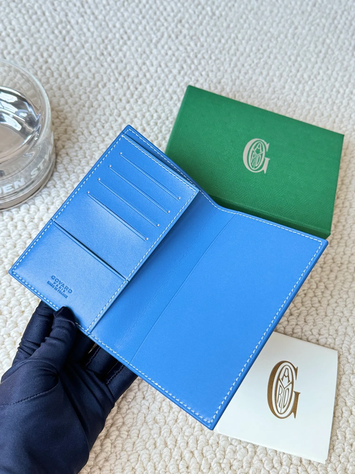 💰120 Goyard Passport Holder Goyardine Canvas & Vauzelles Calfskin No.: 804 Eleven colors. The country is open. The first choice for overseas travel. Multiple colors available. Can be used as a couple. It’s yyds to give as a gift for your own use! A super convenient passport holder with four card slots + two compartments for traveling. Small and portable, good-looking. Material: goyarine canvas and Vauzelles calfskin. Size: 14✖️10✖️1.5cm